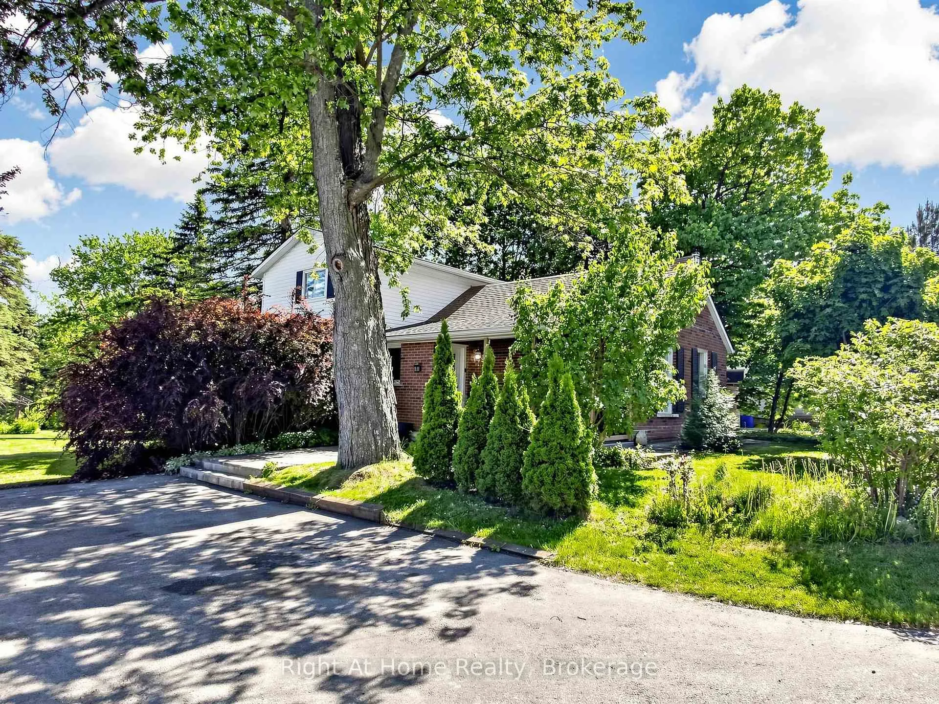 Photo 3 of 354 5th Concession Road W, Hamilton, Rural Flamborough — HOMEH