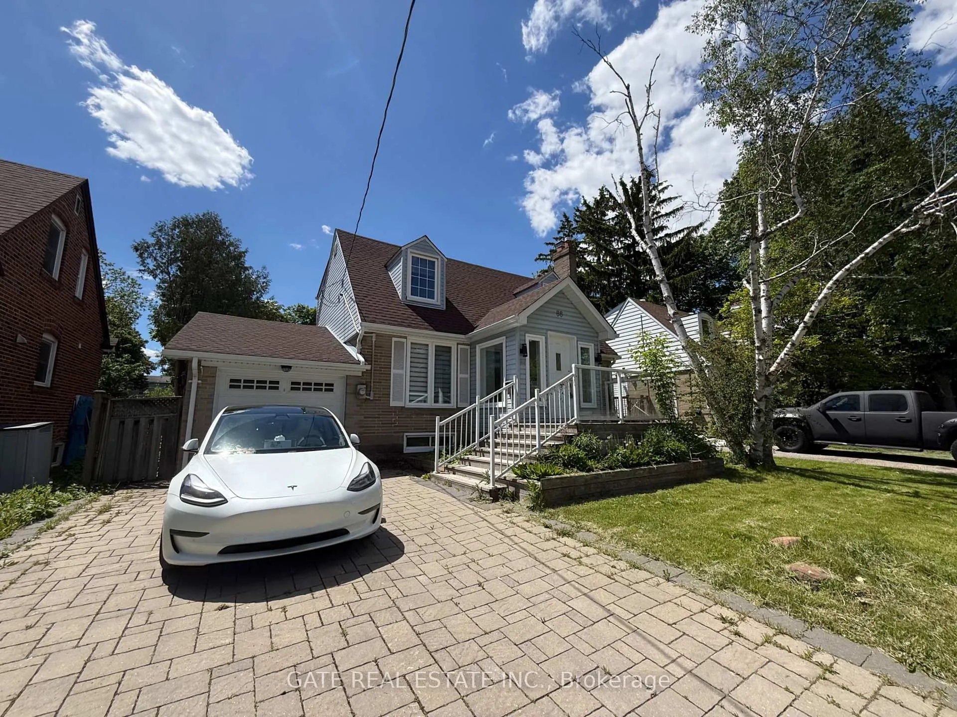 Photo 2 of 88 Lawrence Avenue, Richmond Hill, Crosby — HOMEH