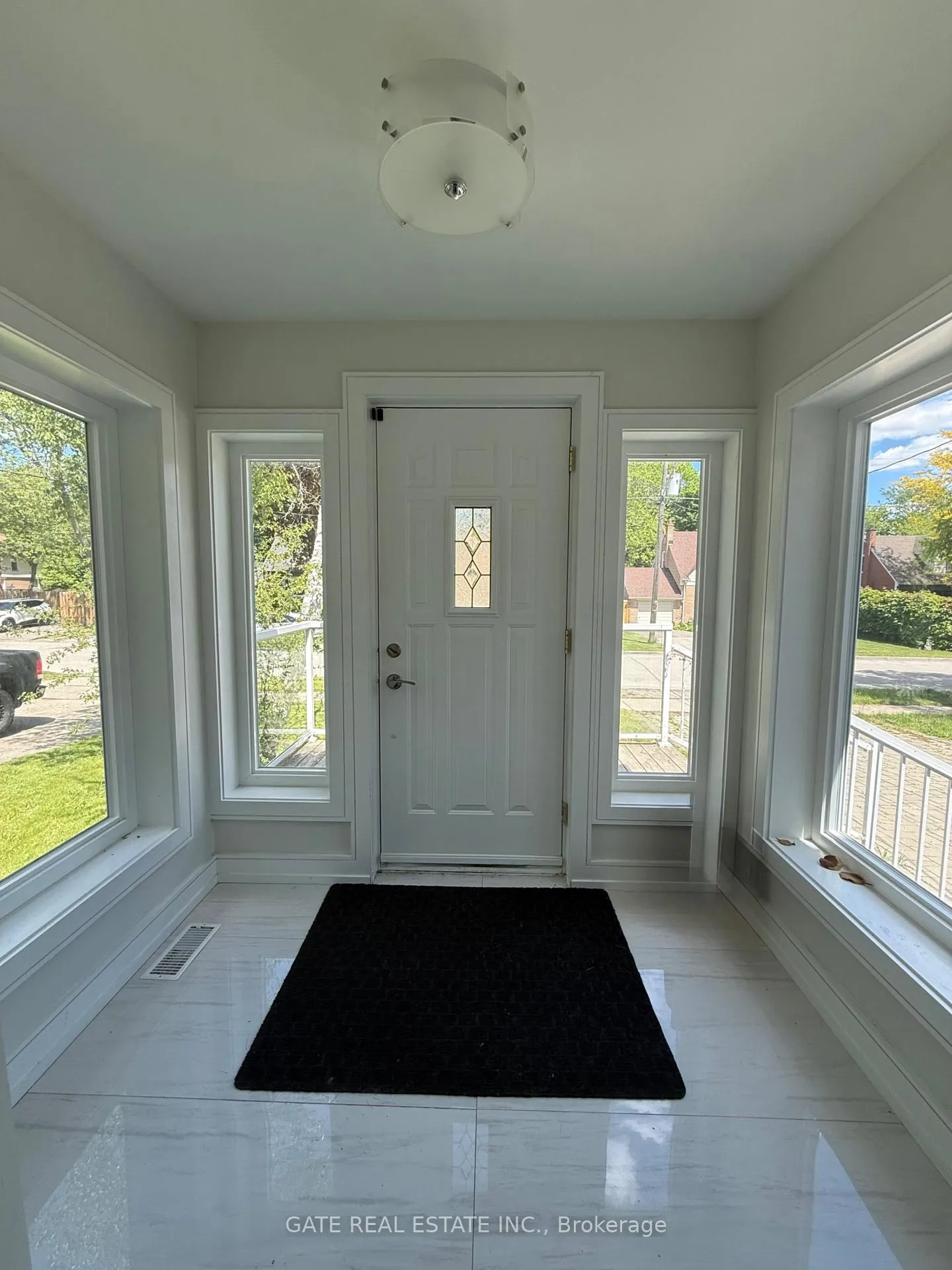 Photo 3 of 88 Lawrence Avenue, Richmond Hill, Crosby — HOMEH