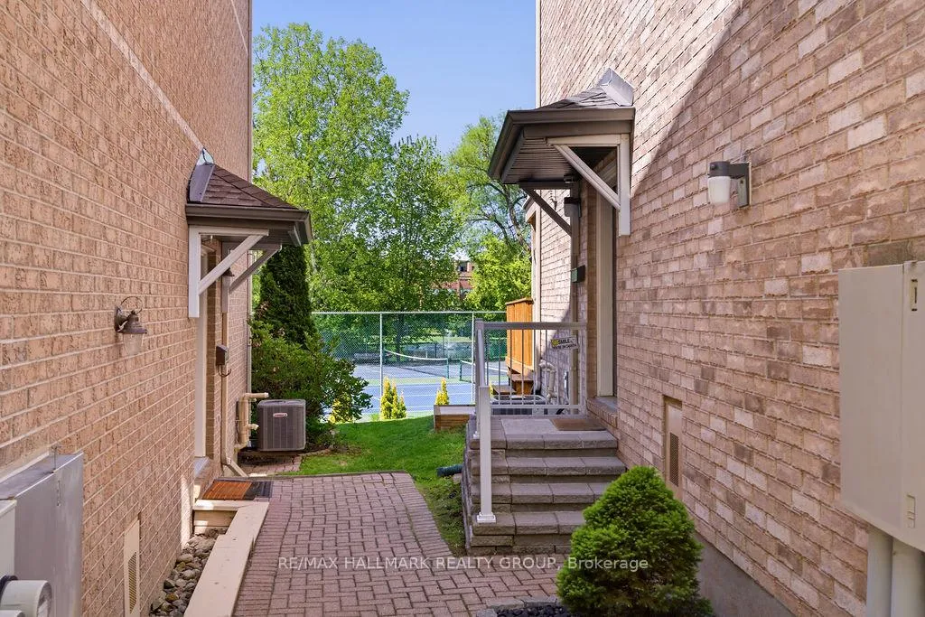 Photo 2 of 8 Pondside Private, Ottawa, Viscount Alexander Park — HOMEH