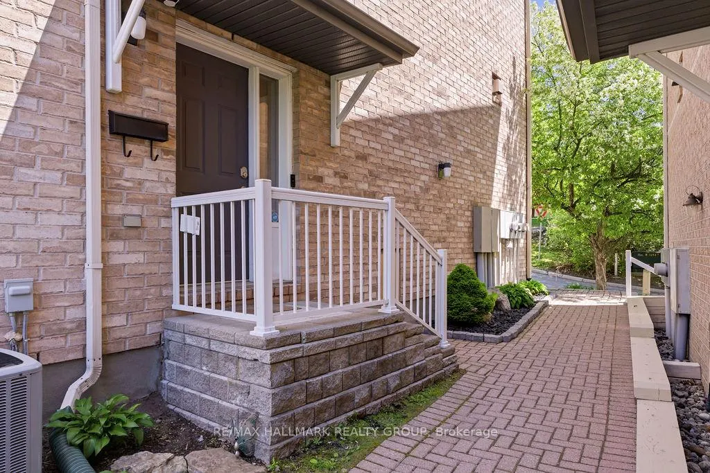 Photo 3 of 8 Pondside Private, Ottawa, Viscount Alexander Park — HOMEH
