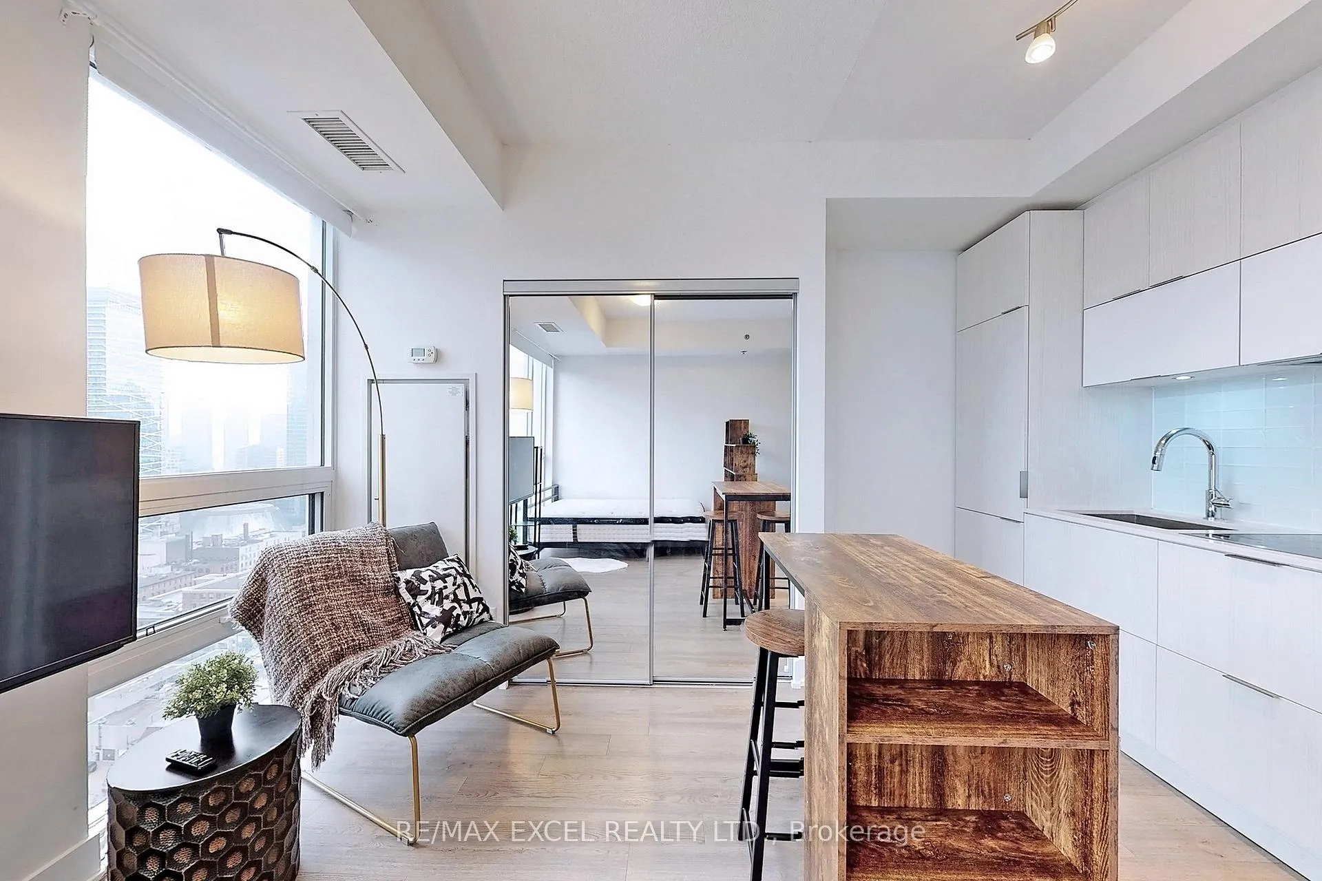 Front of Unit 2505, 318 Richmond Street W