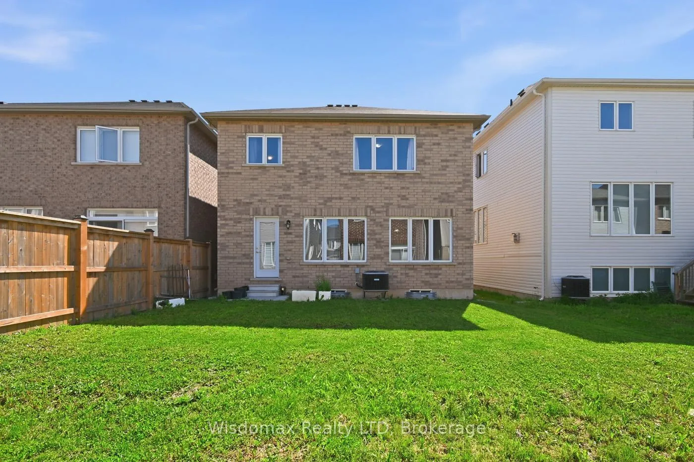 Photo 4 of 7719 Tupelo Crescent, Niagara Falls, Brown — HOMEH