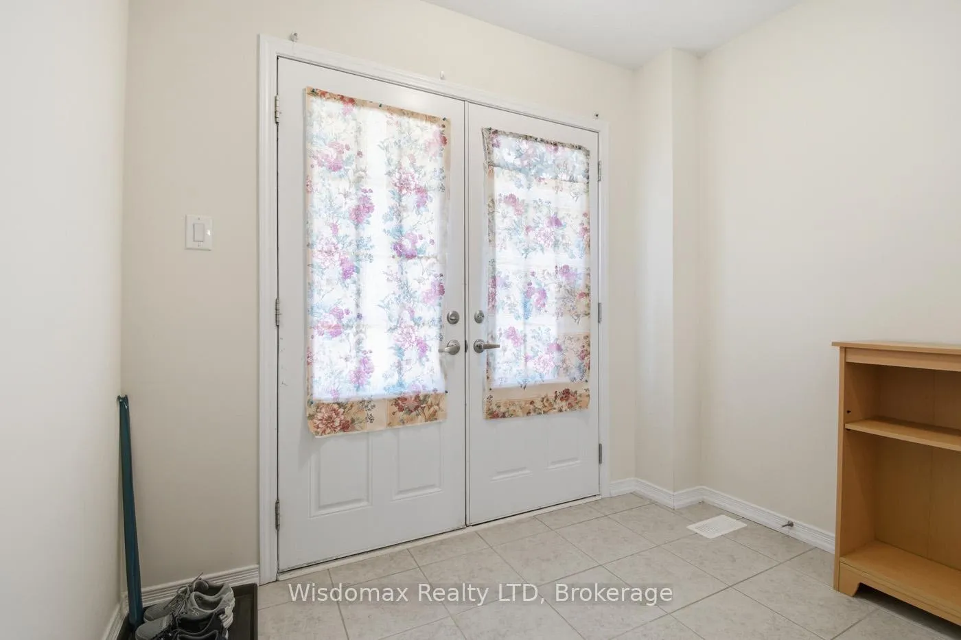 Photo 5 of 7719 Tupelo Crescent, Niagara Falls, Brown — HOMEH