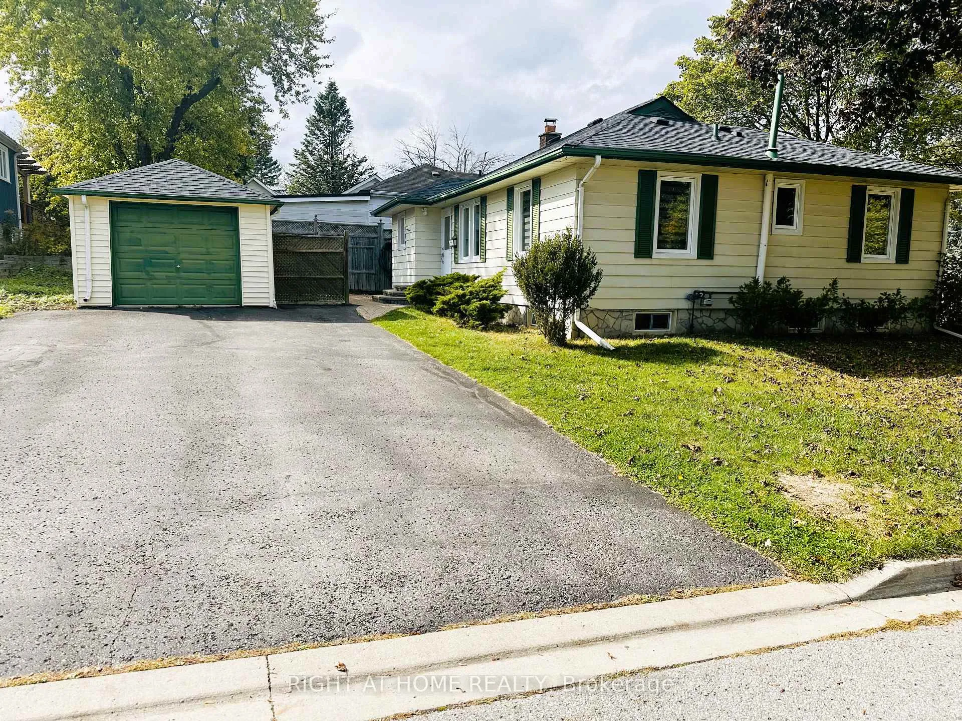 Photo 3 of 782 Gorham Street, Newmarket, Gorham-College Manor — HOMEH