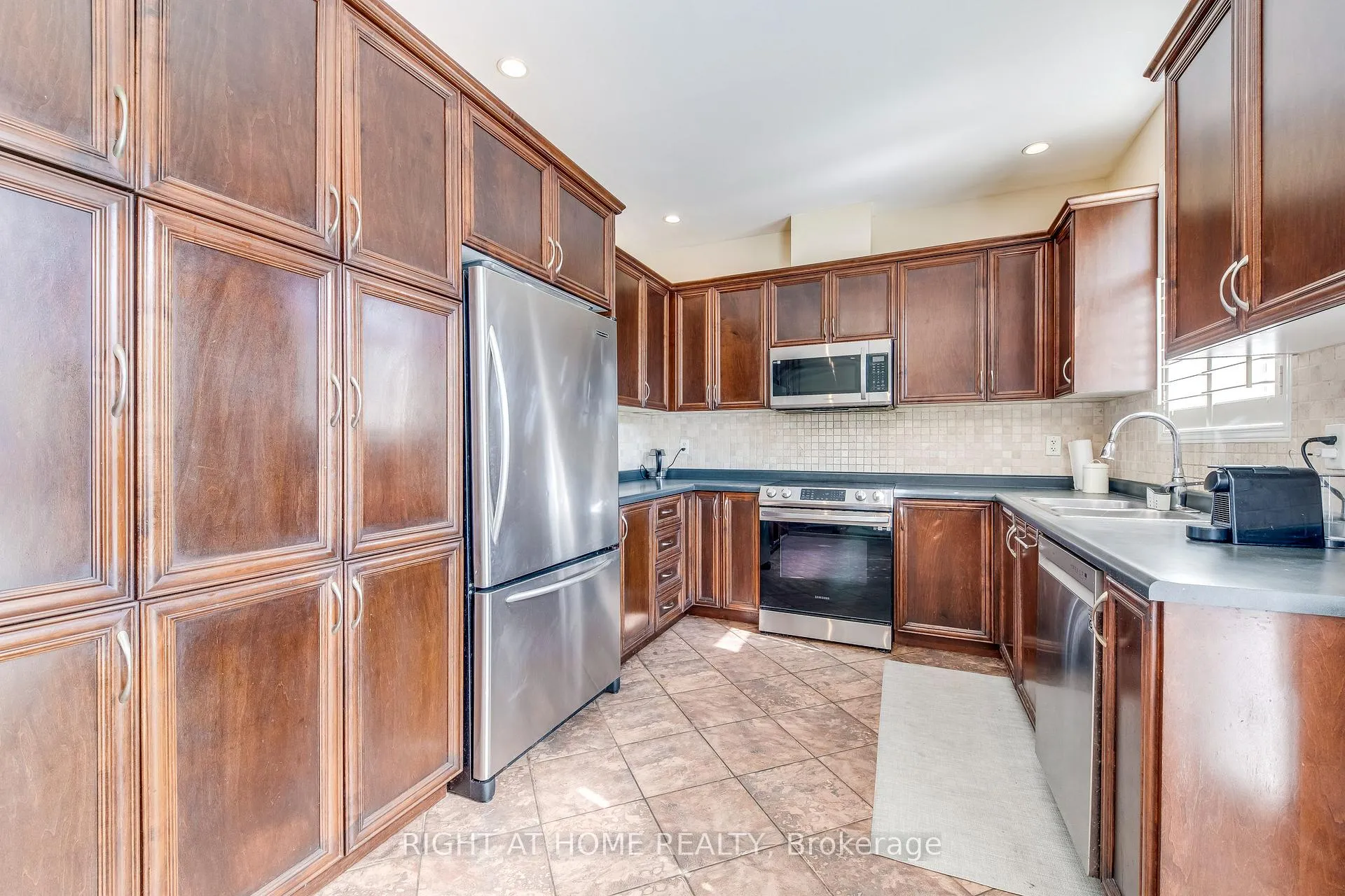 Photo 8 of 3048 Jenn Avenue, Burlington, Alton — HOMEH
