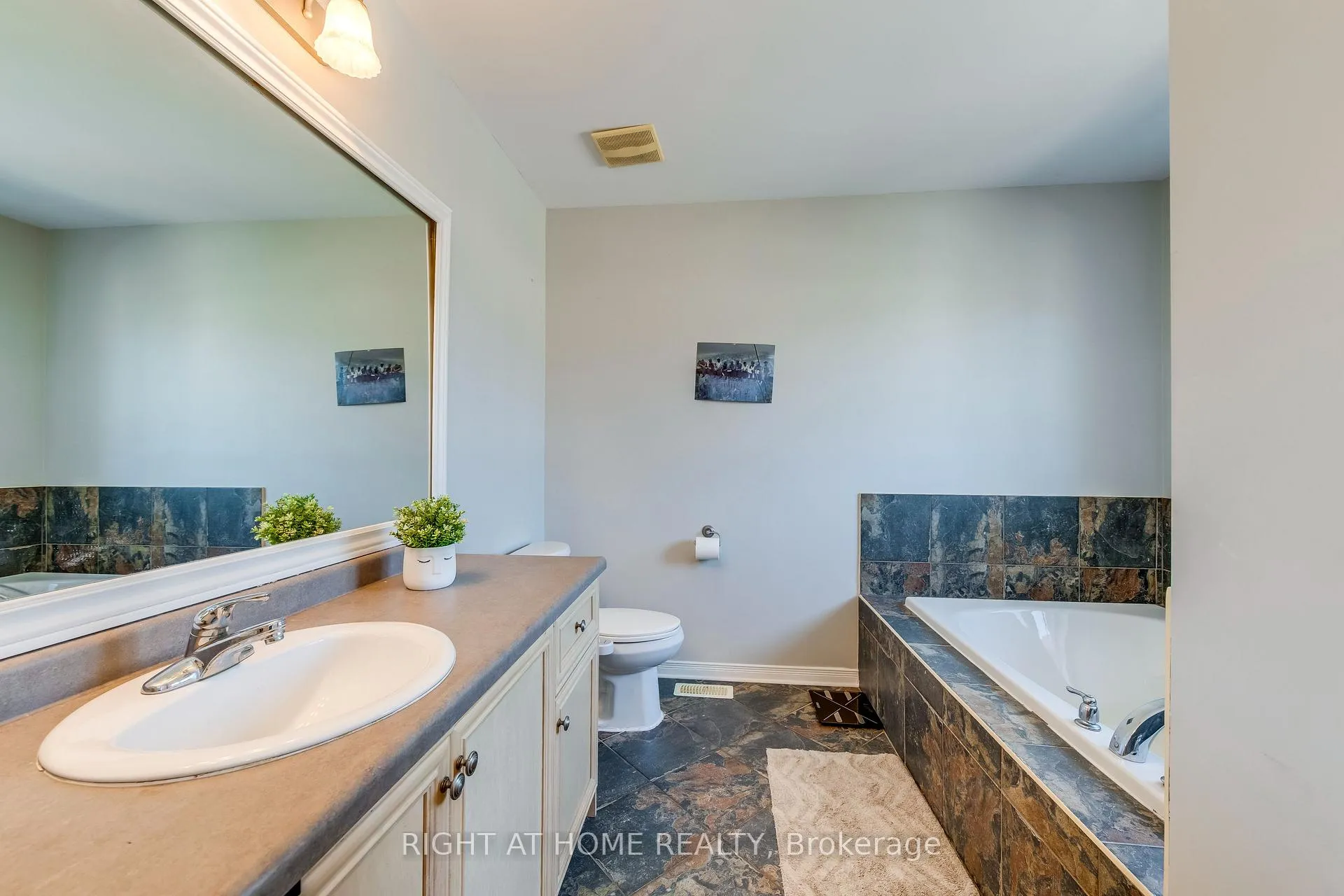 Photo 17 of 3048 Jenn Avenue, Burlington, Alton — HOMEH