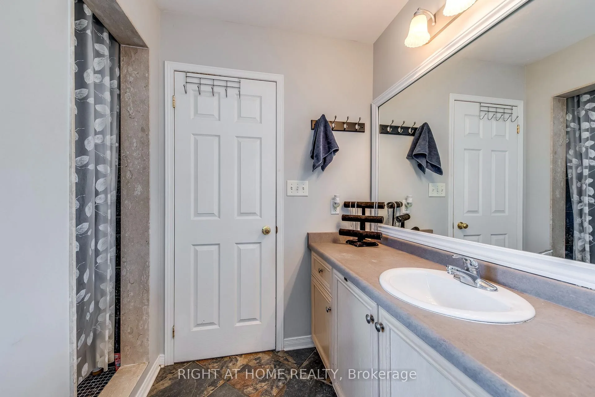 Photo 18 of 3048 Jenn Avenue, Burlington, Alton — HOMEH
