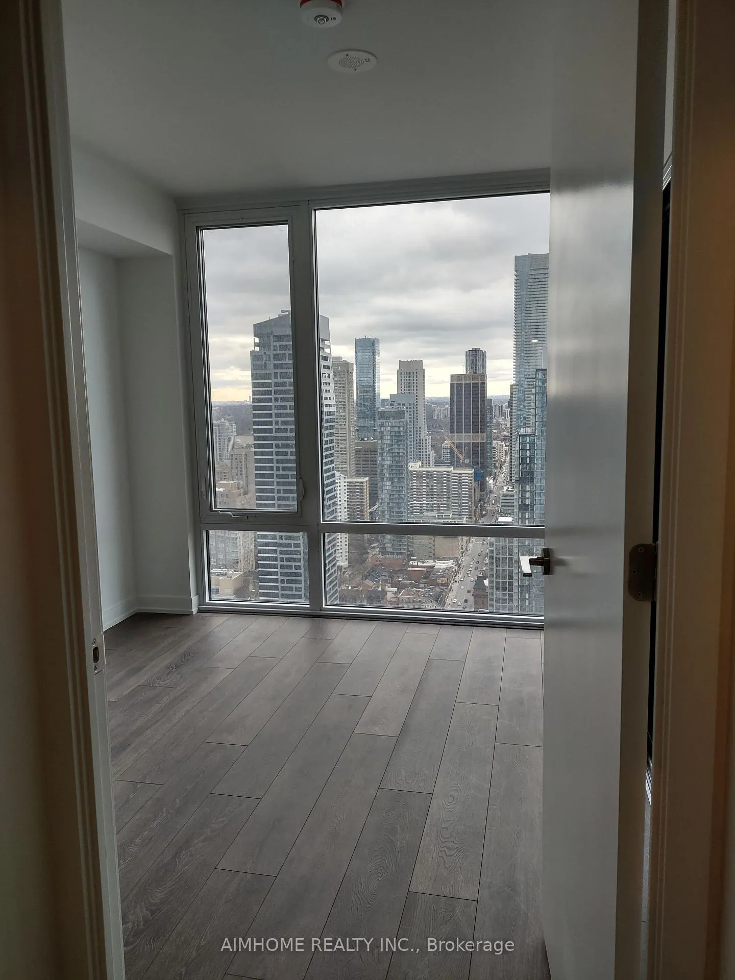 Photo 2 of 501 Yonge Street, Toronto, Church-Yonge Corridor — HOMEH