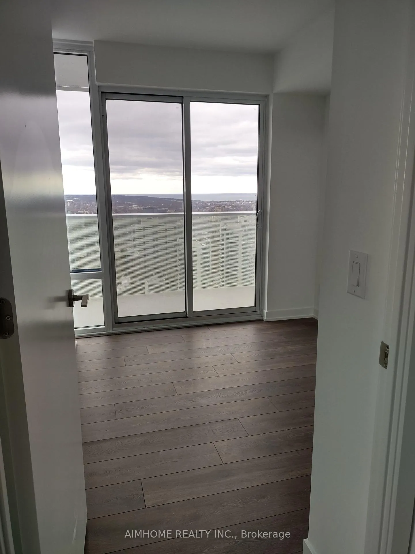 Photo 7 of 501 Yonge Street, Toronto, Church-Yonge Corridor — HOMEH