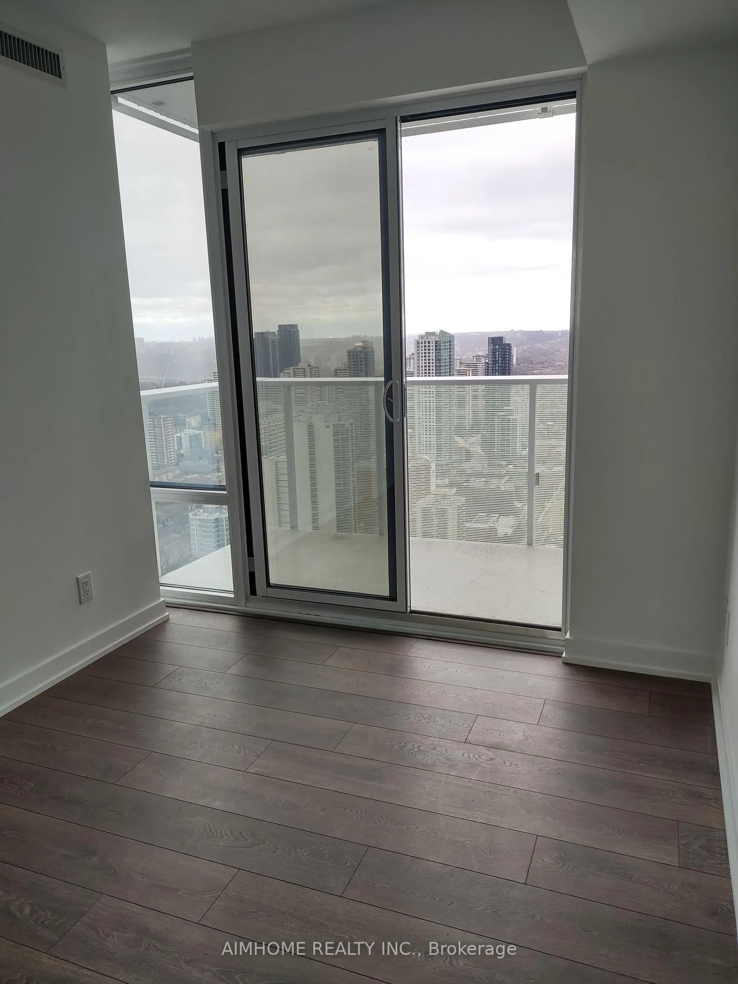 Photo 8 of 501 Yonge Street, Toronto, Church-Yonge Corridor — HOMEH