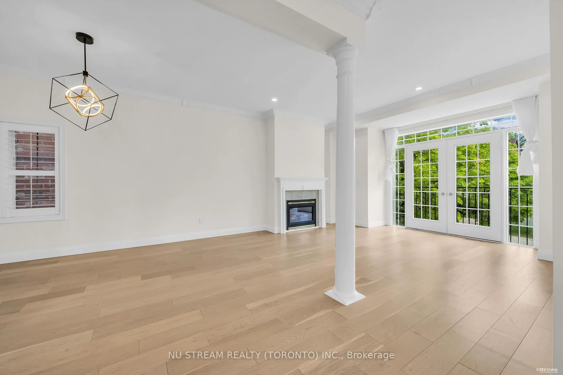 Photo 4 of 36 Crispin Court, Markham, Buttonville — HOMEH