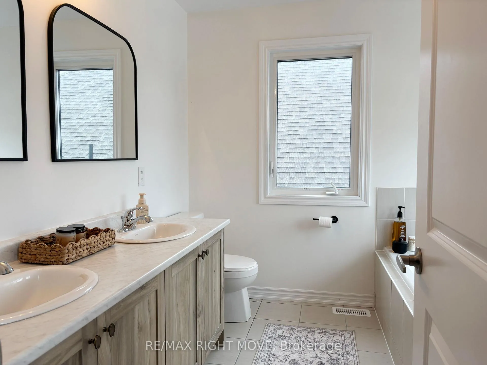 Photo 17 of 46 Atlantis Drive, Orillia — HOMEH
