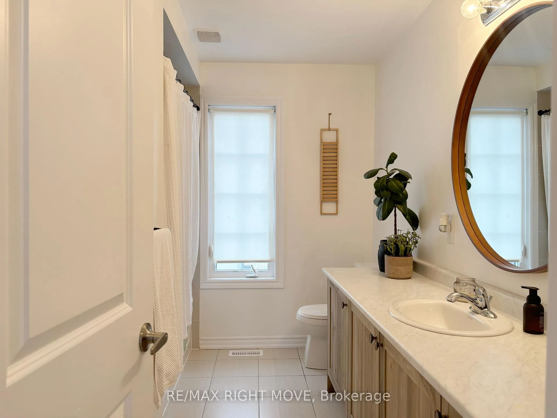 Photo 21 of 46 Atlantis Drive, Orillia — HOMEH