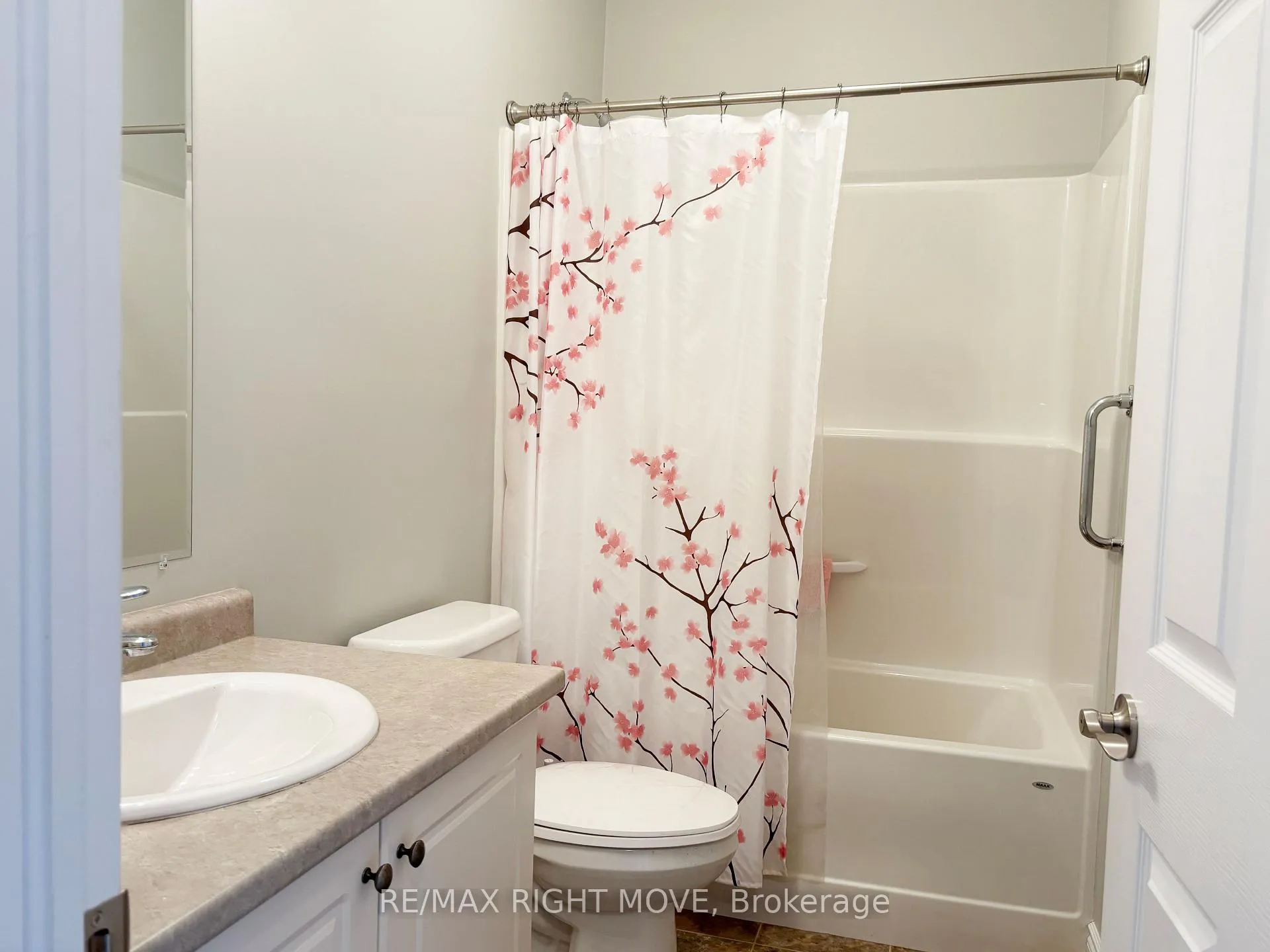 Photo 5 of 195 Lucy Lane, Orillia — HOMEH