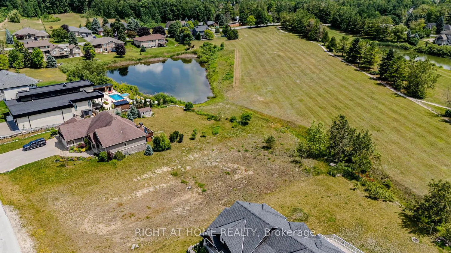 Photo 5 of 8 Deanna Drive, Wasaga Beach — HOMEH