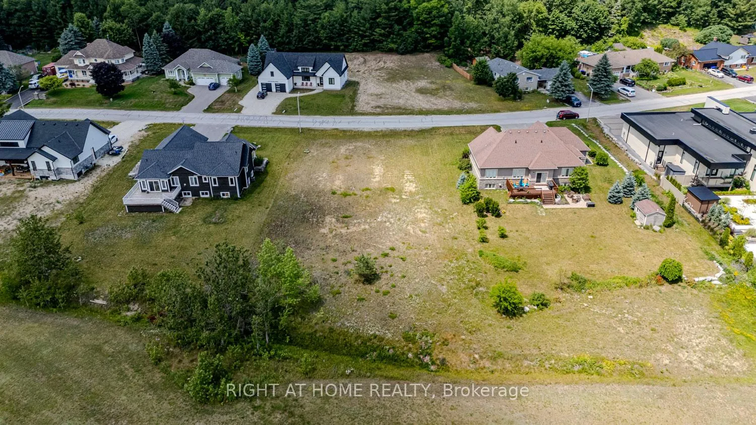 Photo 7 of 8 Deanna Drive, Wasaga Beach — HOMEH
