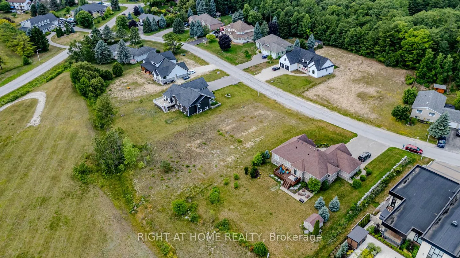 Photo 9 of 8 Deanna Drive, Wasaga Beach — HOMEH