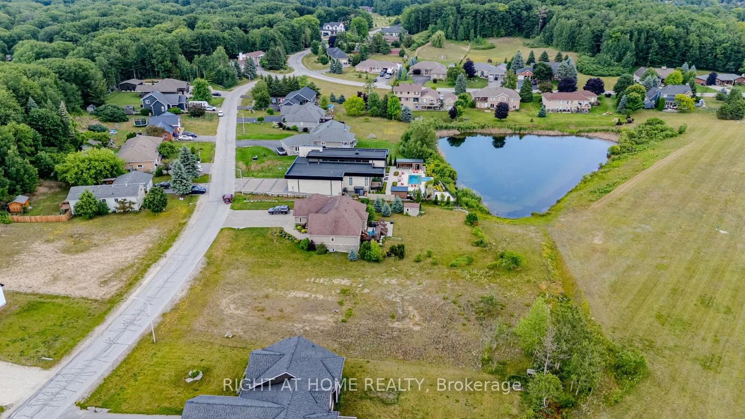 Photo 10 of 8 Deanna Drive, Wasaga Beach — HOMEH