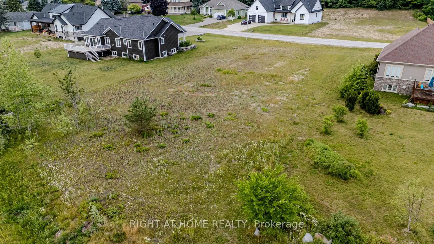 Photo 11 of 8 Deanna Drive, Wasaga Beach — HOMEH