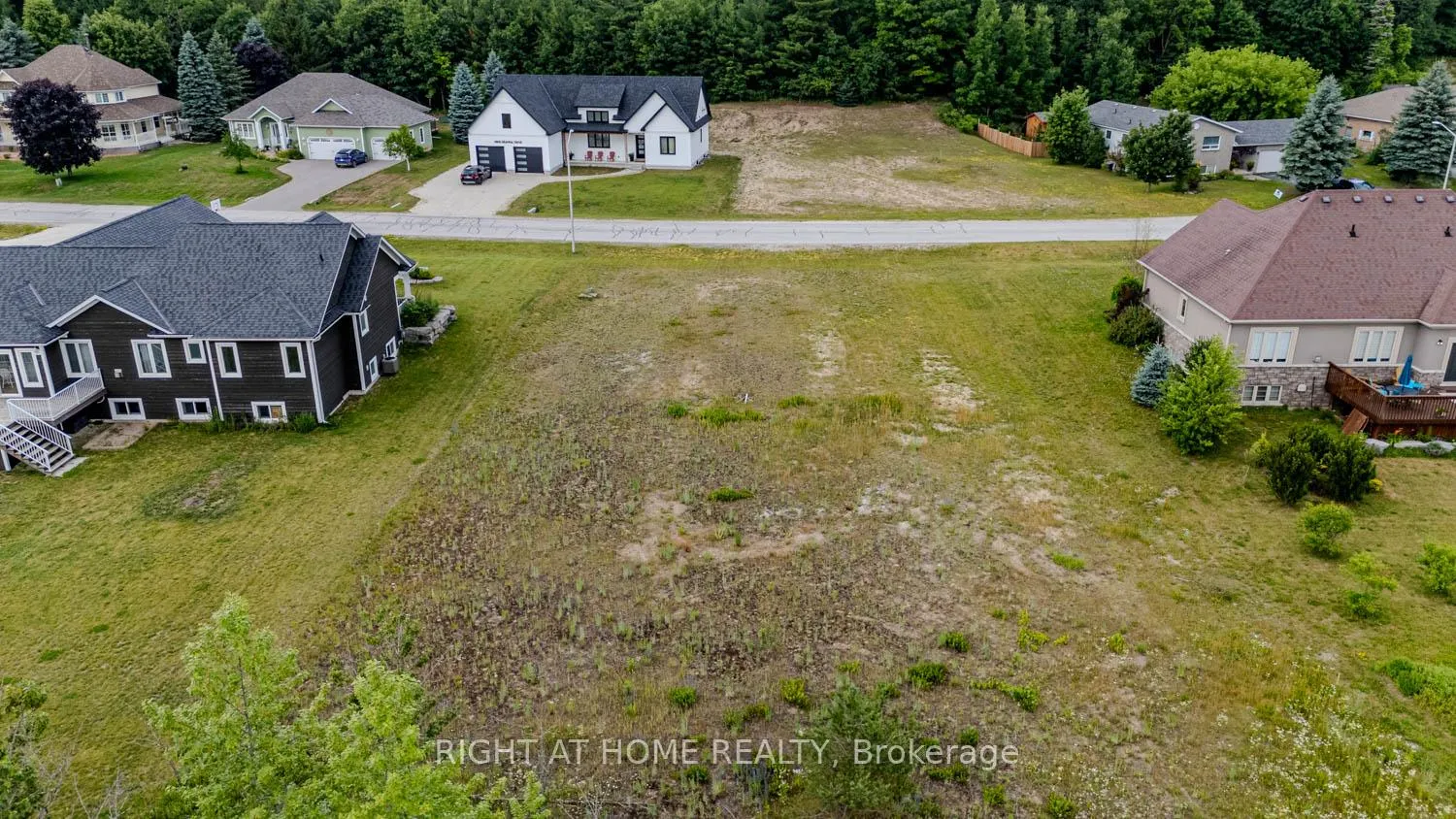 Photo 12 of 8 Deanna Drive, Wasaga Beach — HOMEH