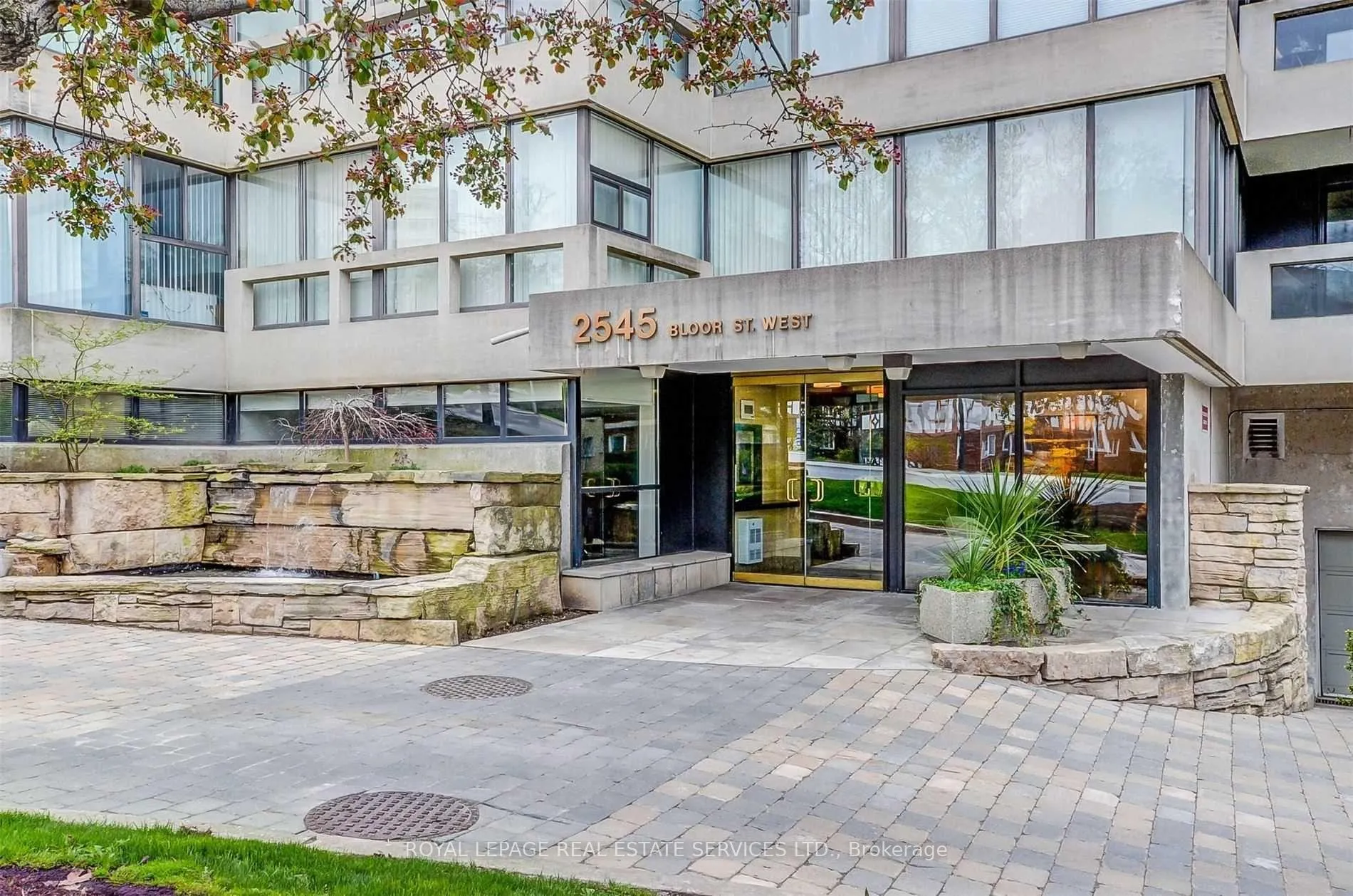 Front of Unit 303, 2545 Bloor Street W