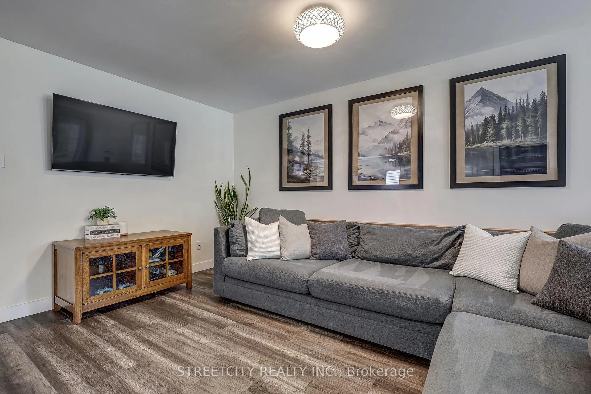 Photo 4 of 247 Exmouth Circle, London, East I — HOMEH