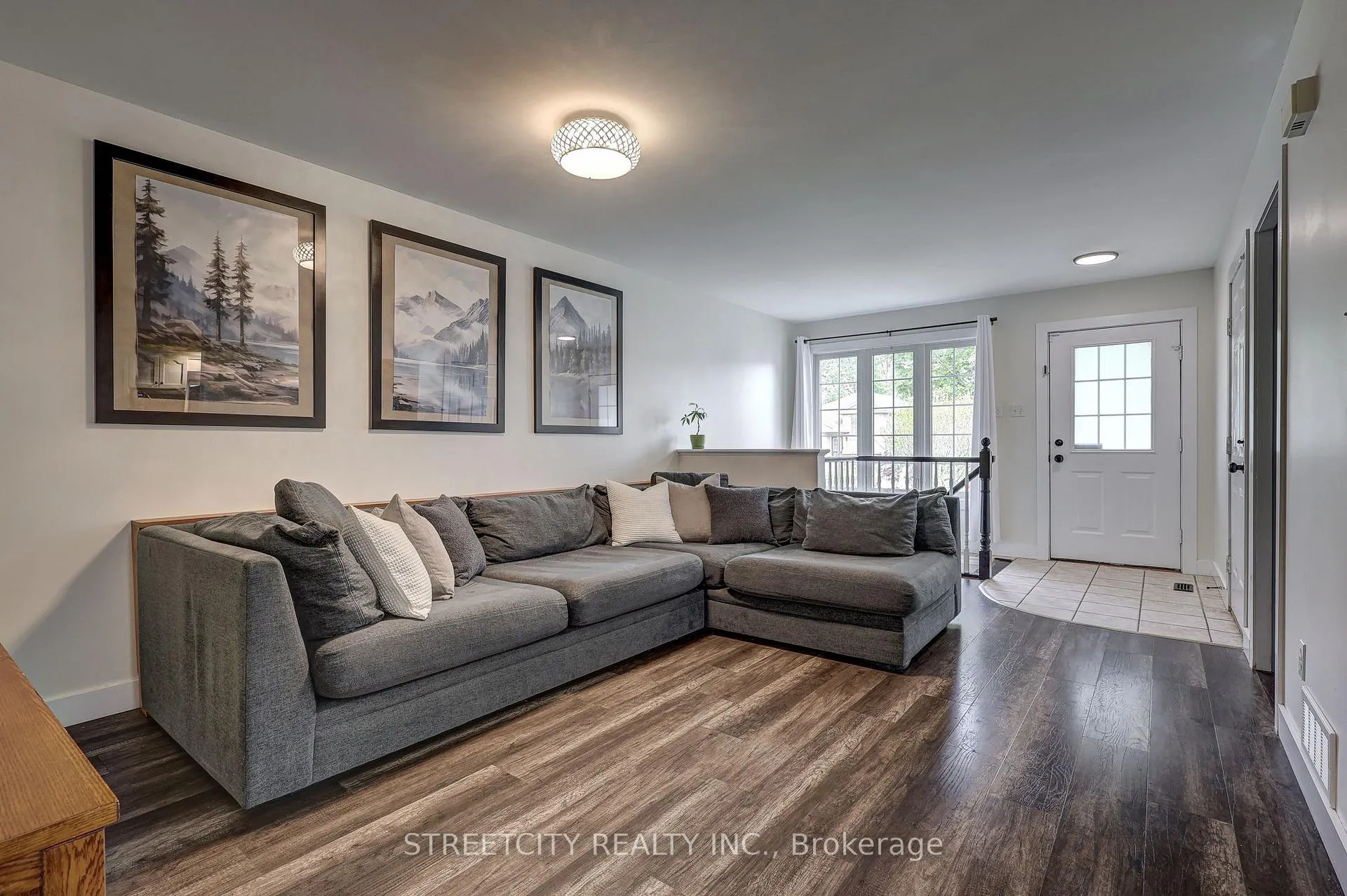 Photo 5 of 247 Exmouth Circle, London, East I — HOMEH