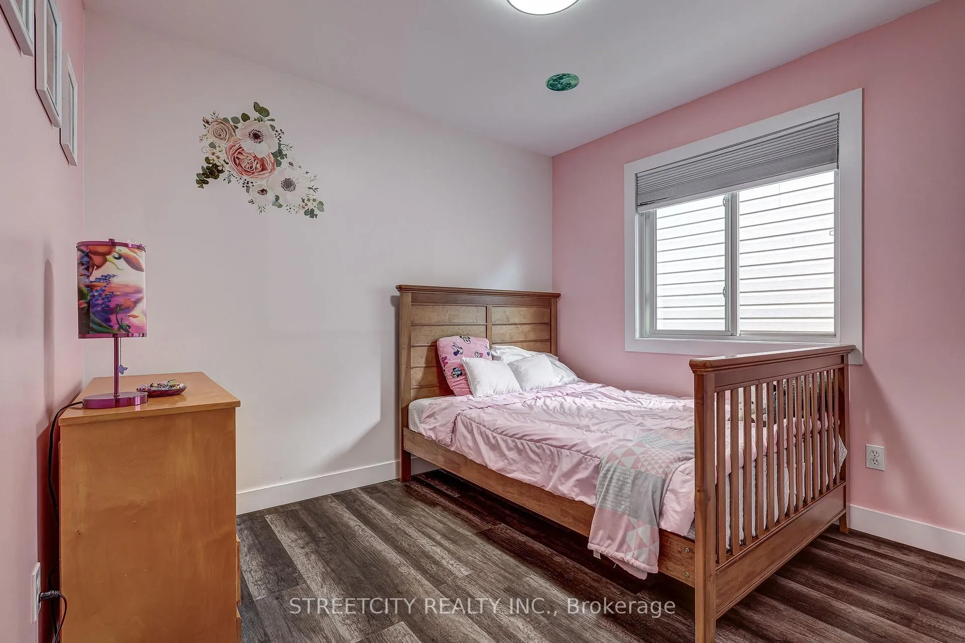 Photo 16 of 247 Exmouth Circle, London, East I — HOMEH