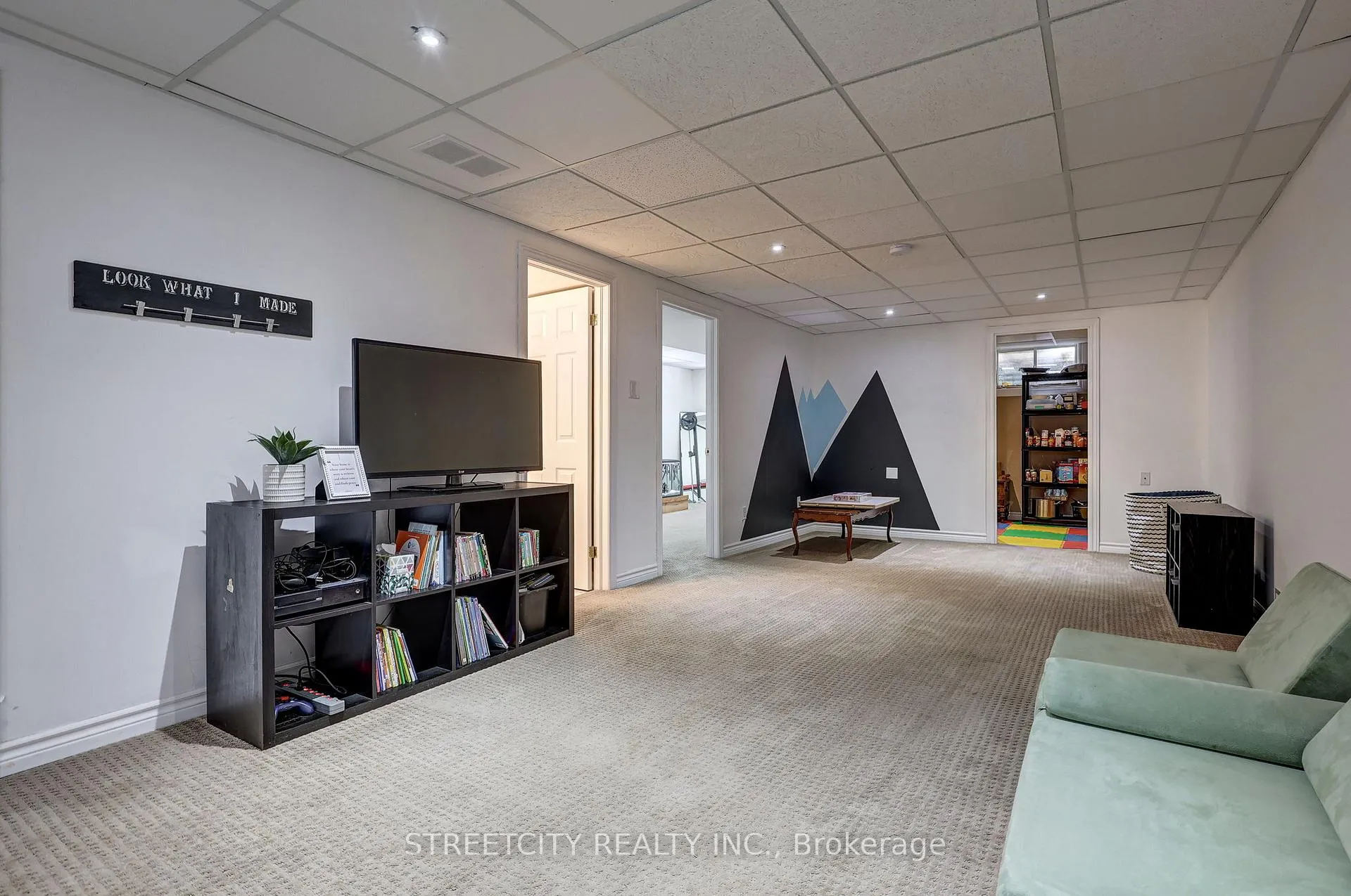 Photo 18 of 247 Exmouth Circle, London, East I — HOMEH