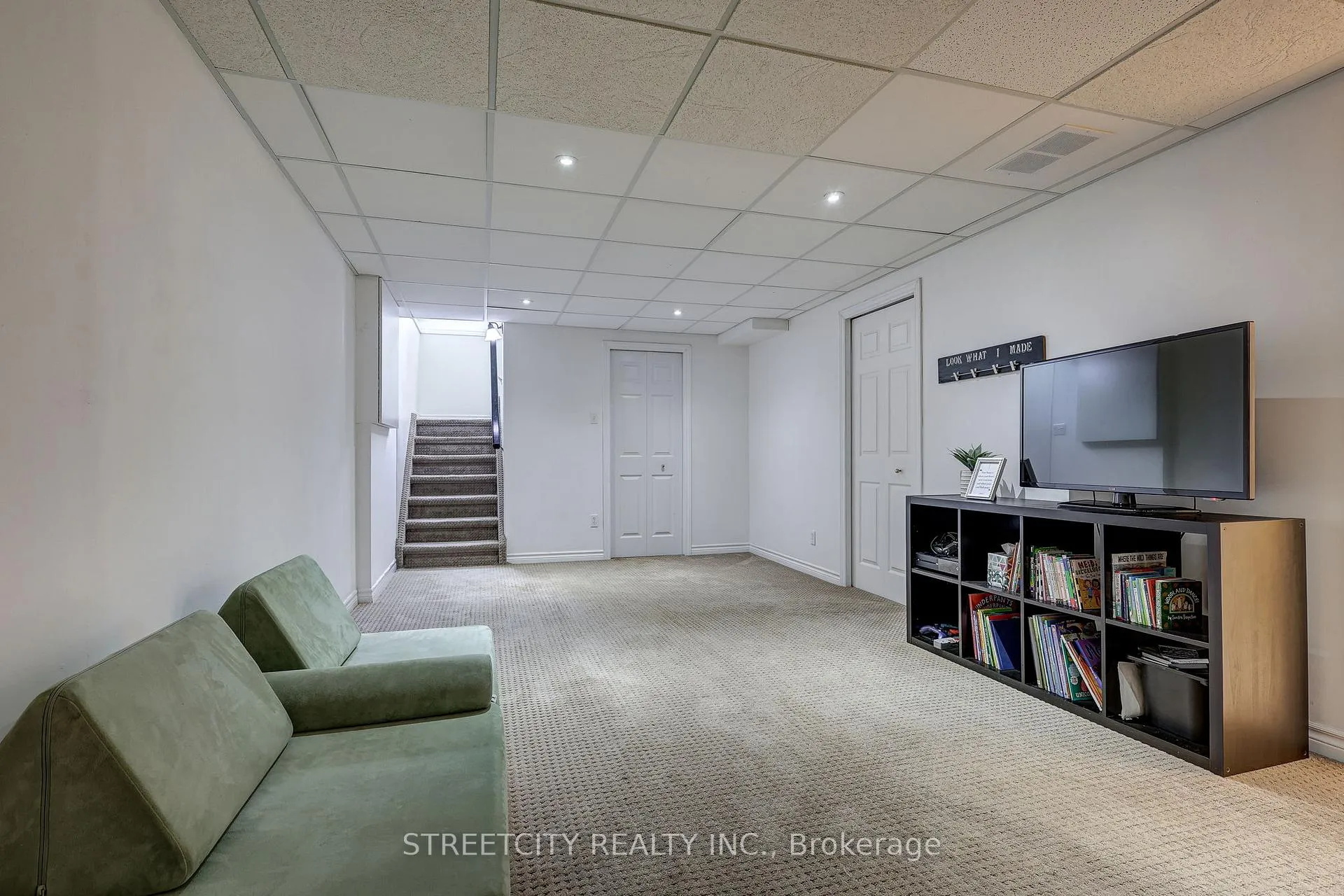 Photo 19 of 247 Exmouth Circle, London, East I — HOMEH