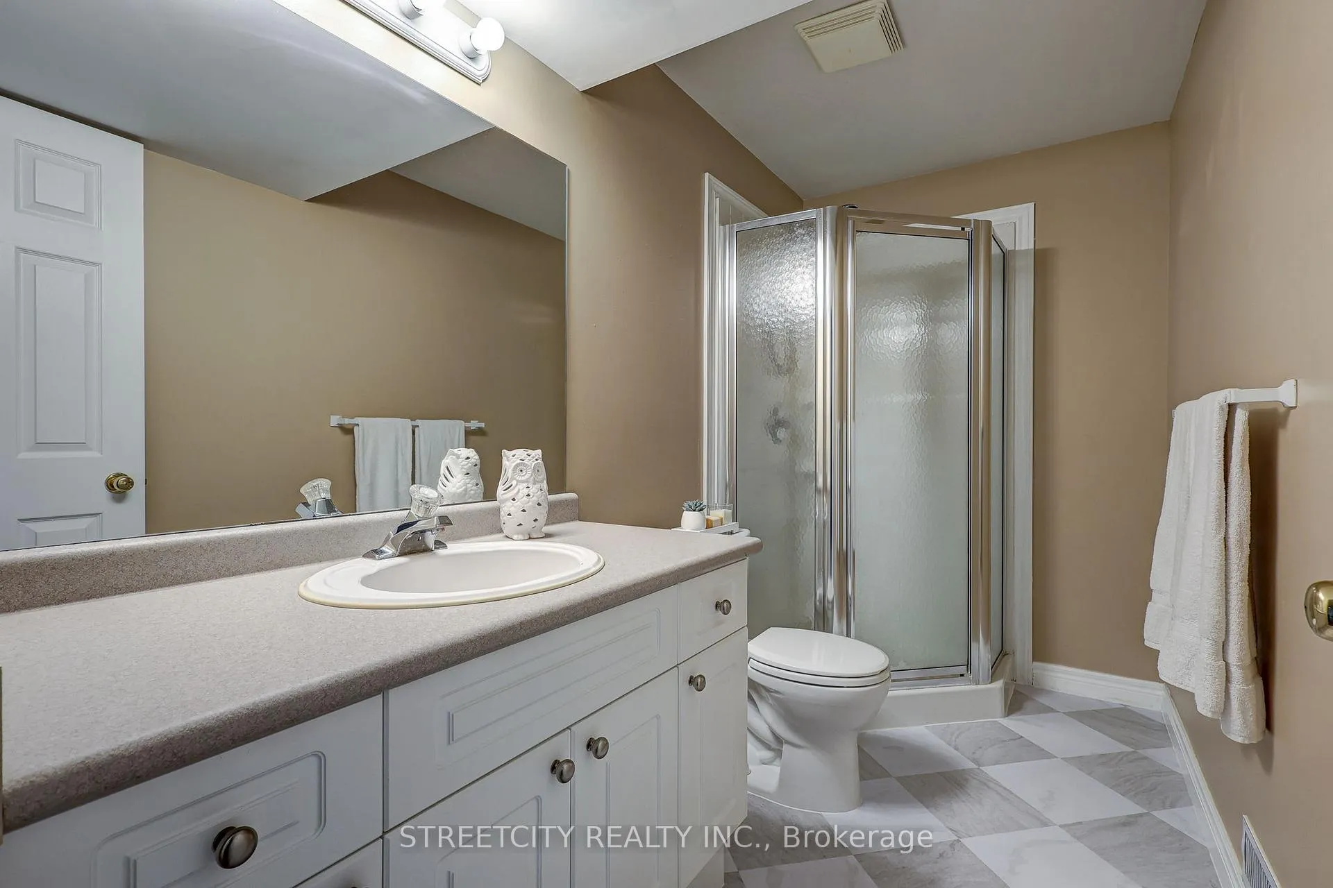 Photo 20 of 247 Exmouth Circle, London, East I — HOMEH