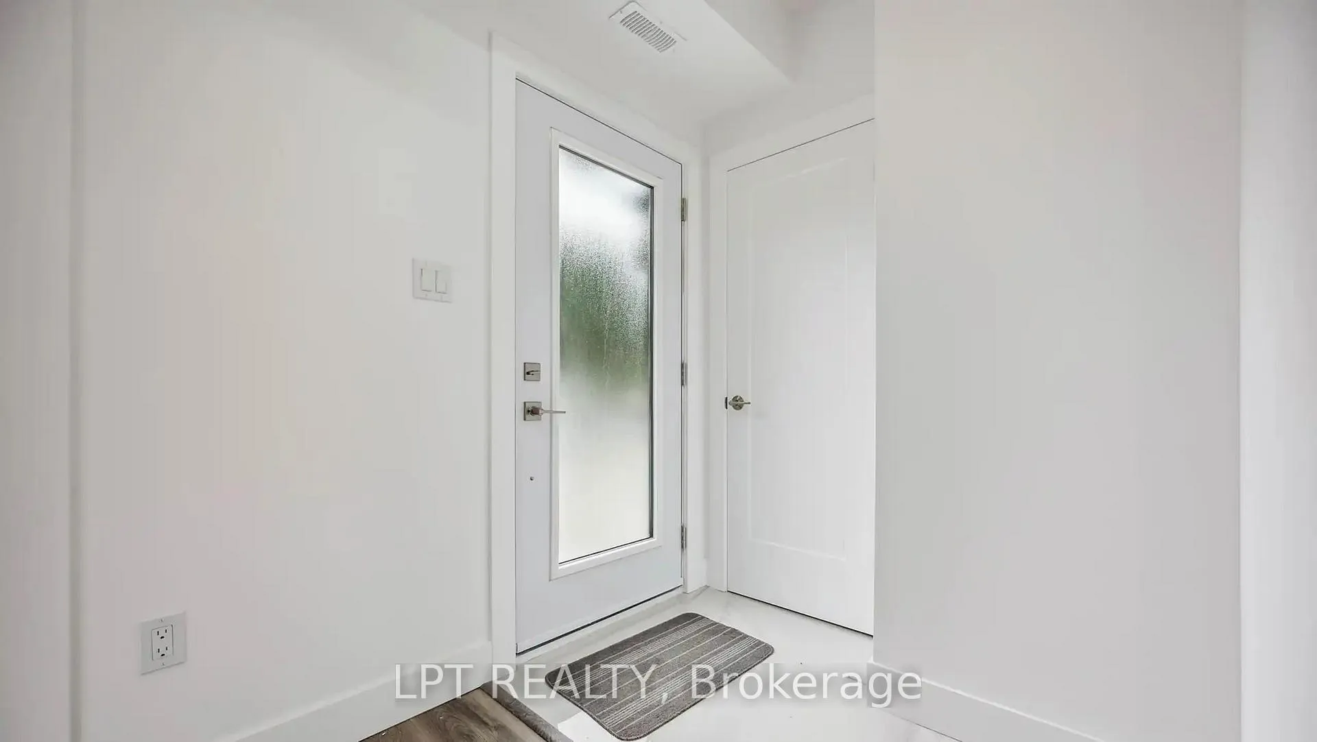 Photo 4 of 19 Hatfield Crescent, Etobicoke, Elms-Old Rexdale — HOMEH