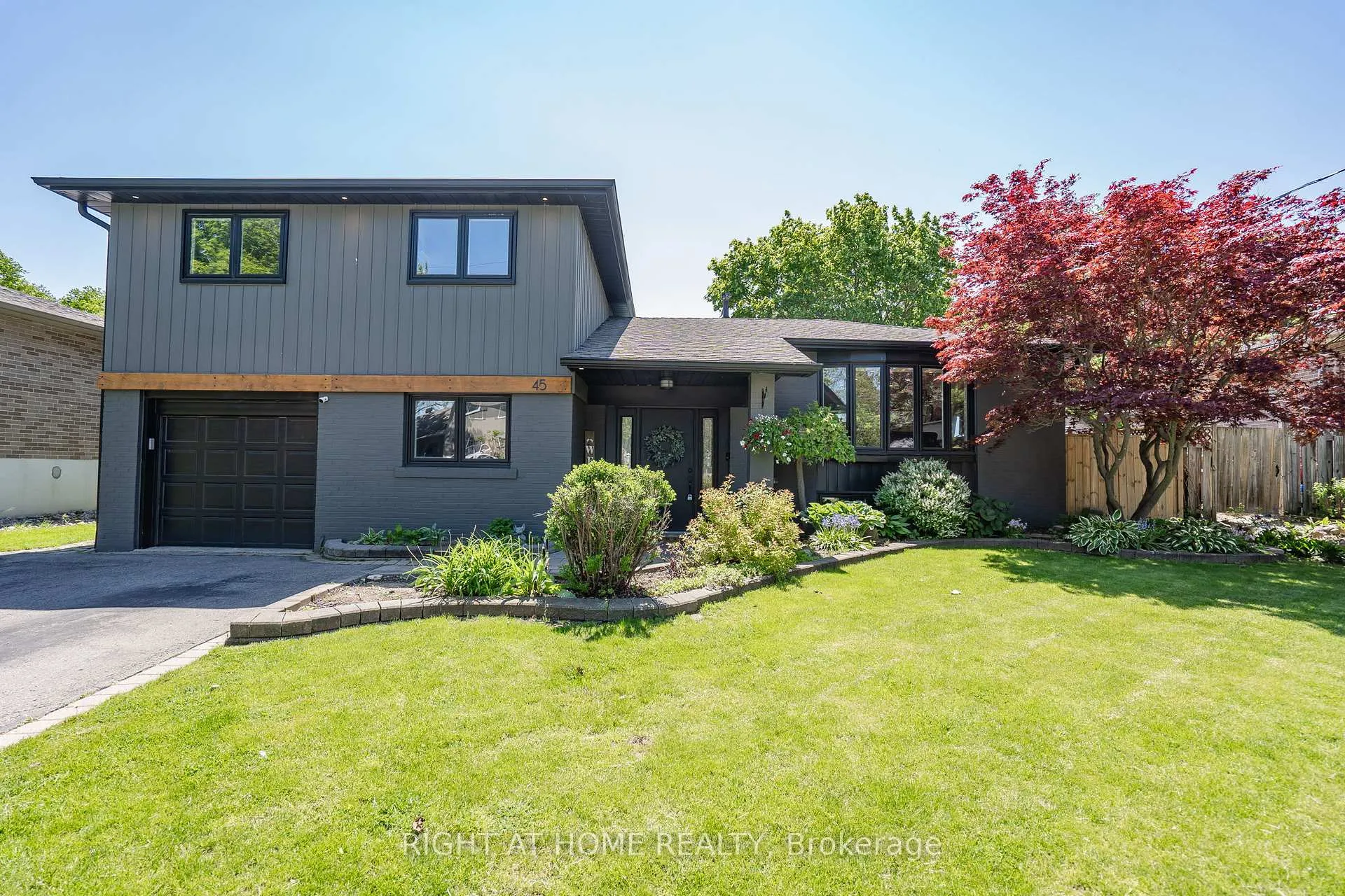 Photo 2 of 45 Irwin Crescent, Halton Hills, Georgetown — HOMEH