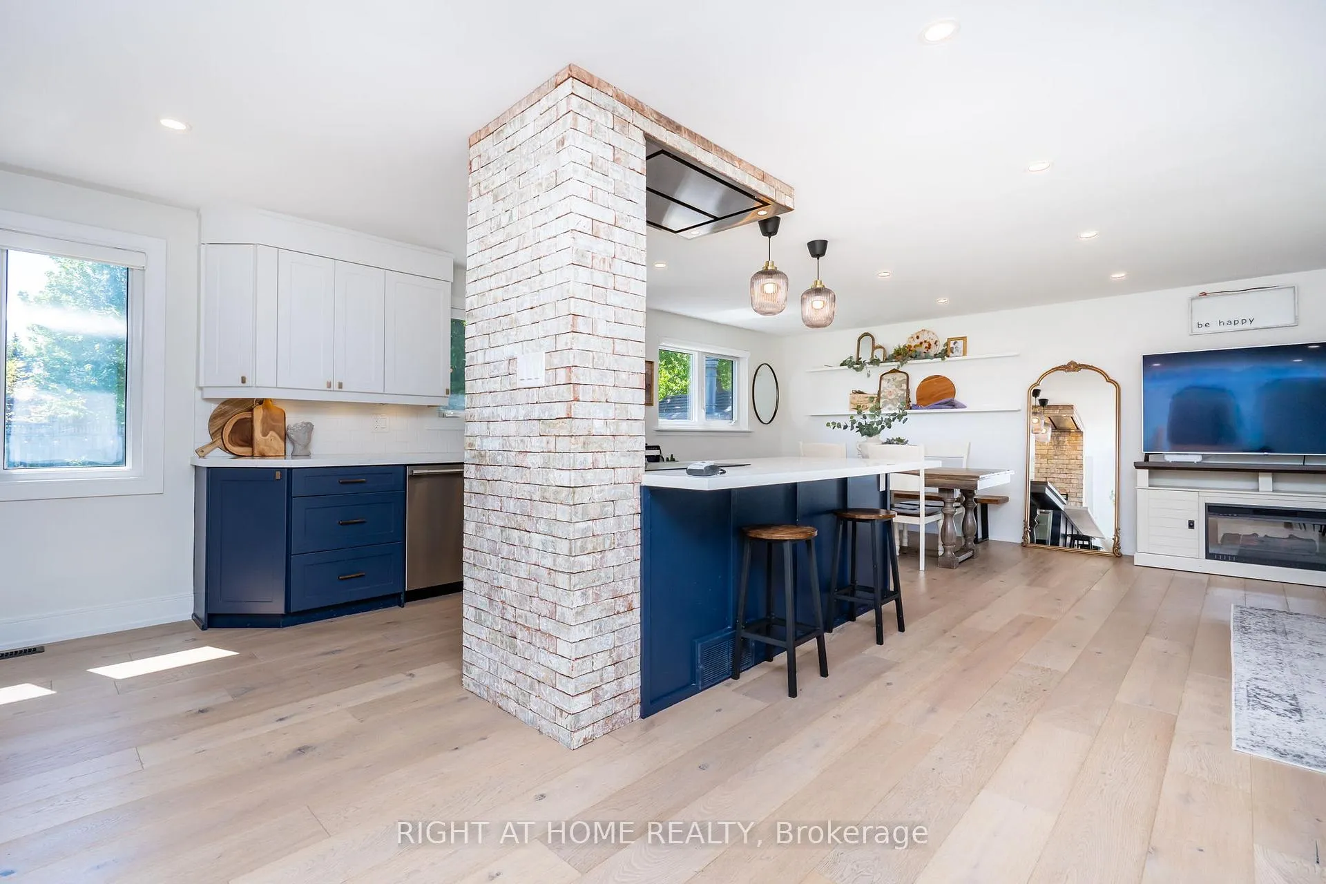 Photo 7 of 45 Irwin Crescent, Halton Hills, Georgetown — HOMEH