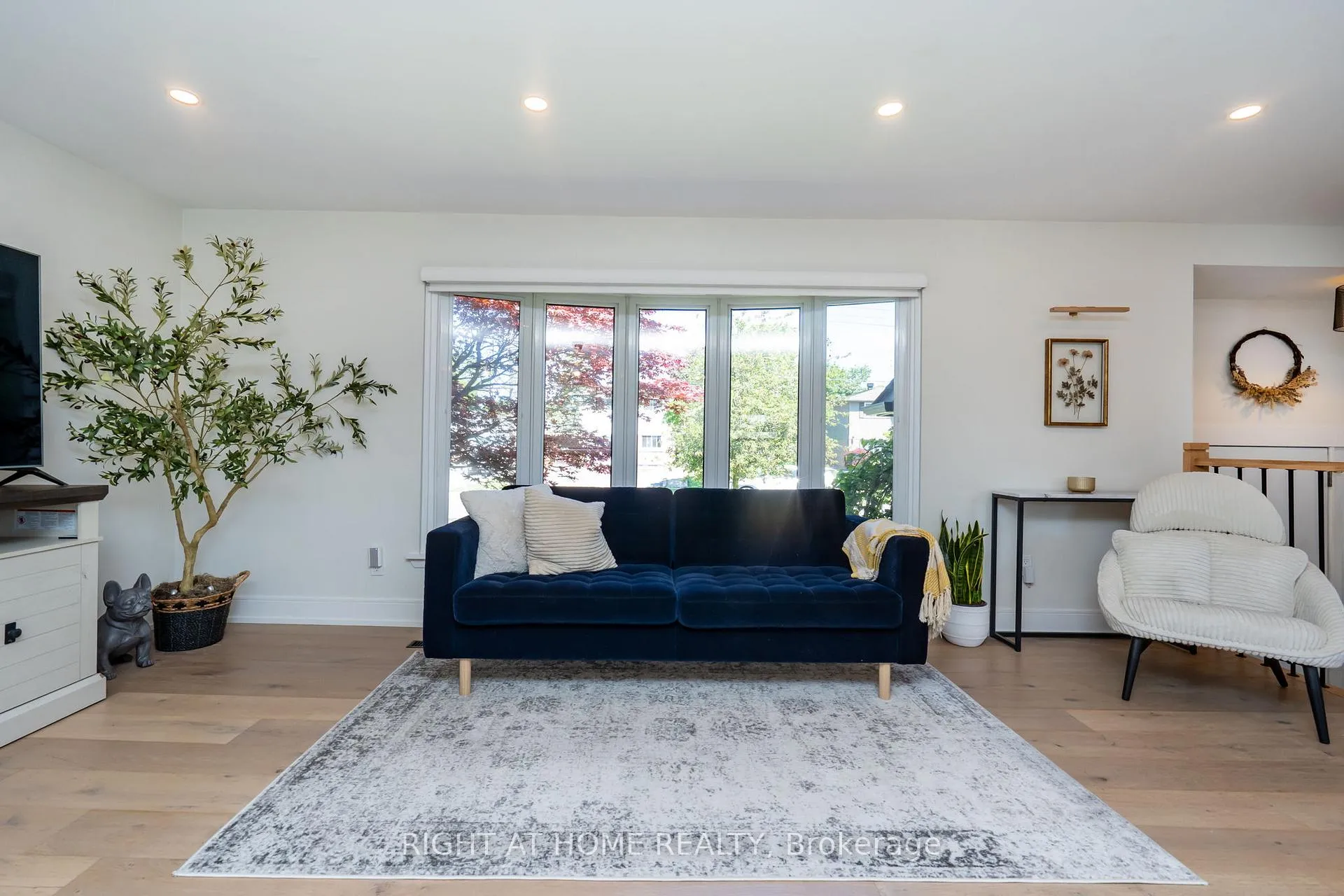Photo 9 of 45 Irwin Crescent, Halton Hills, Georgetown — HOMEH