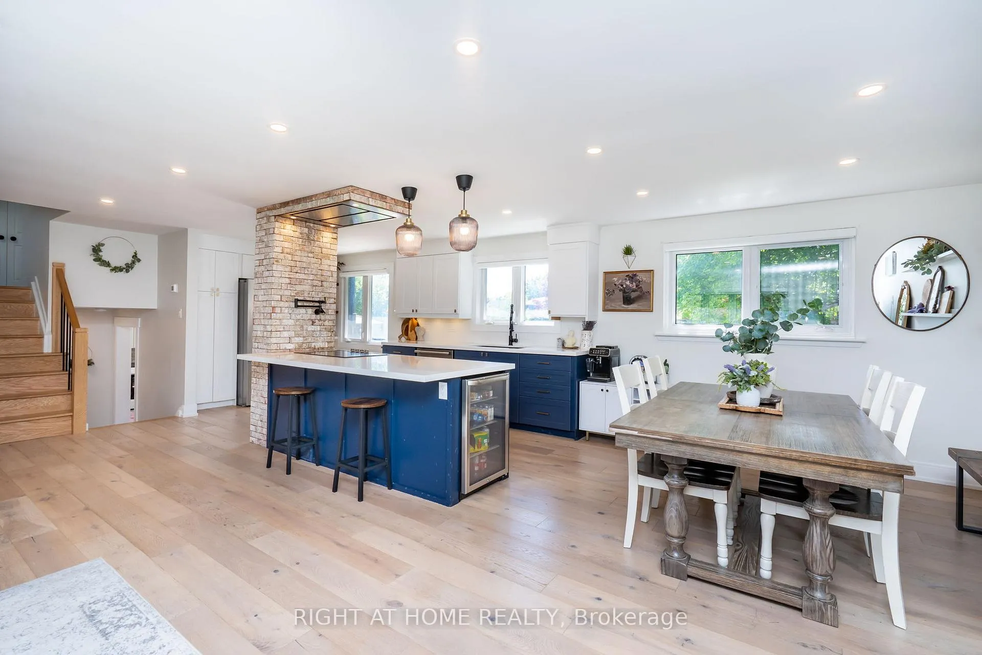Photo 10 of 45 Irwin Crescent, Halton Hills, Georgetown — HOMEH