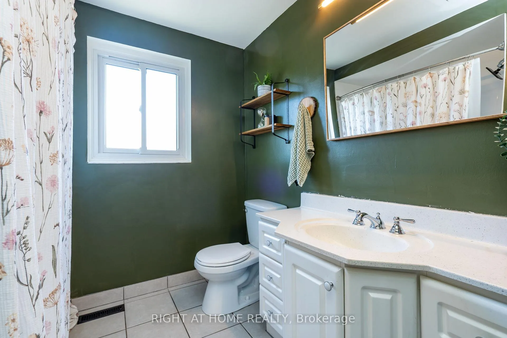 Photo 22 of 45 Irwin Crescent, Halton Hills, Georgetown — HOMEH