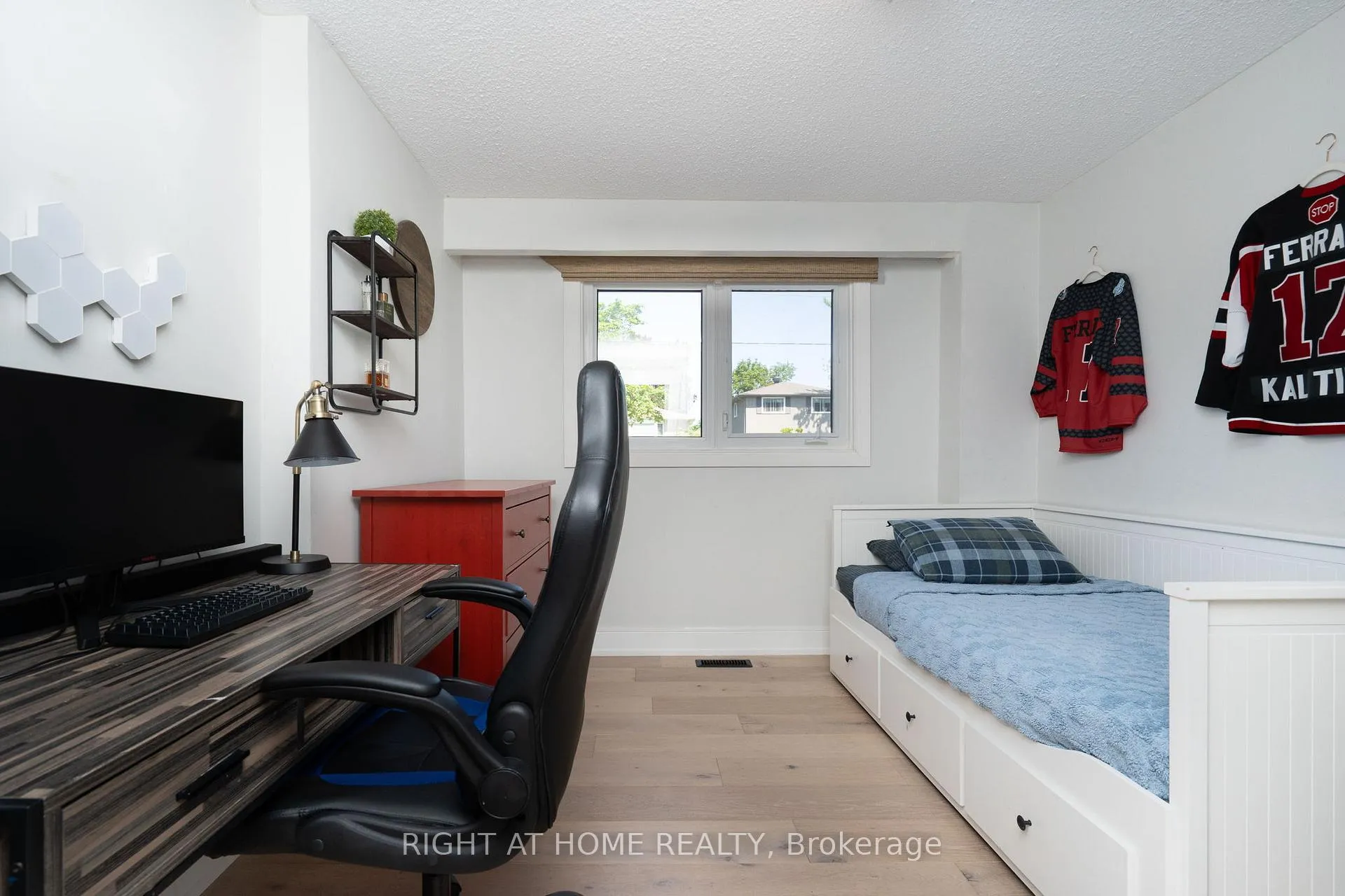Photo 28 of 45 Irwin Crescent, Halton Hills, Georgetown — HOMEH