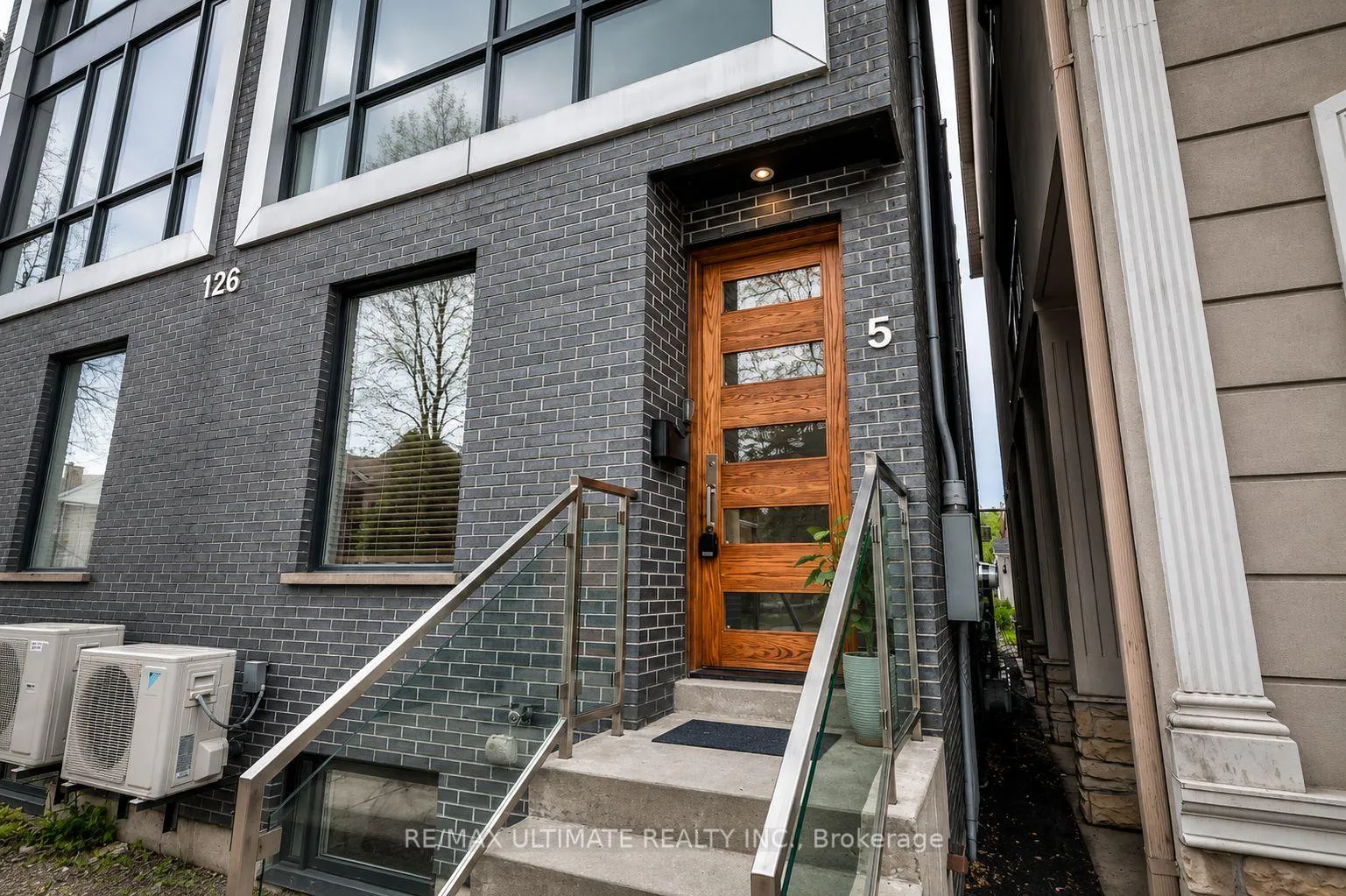 Photo 2 of Unit 5, 126 Spadina Road, Toronto, The Annex — HOMEH