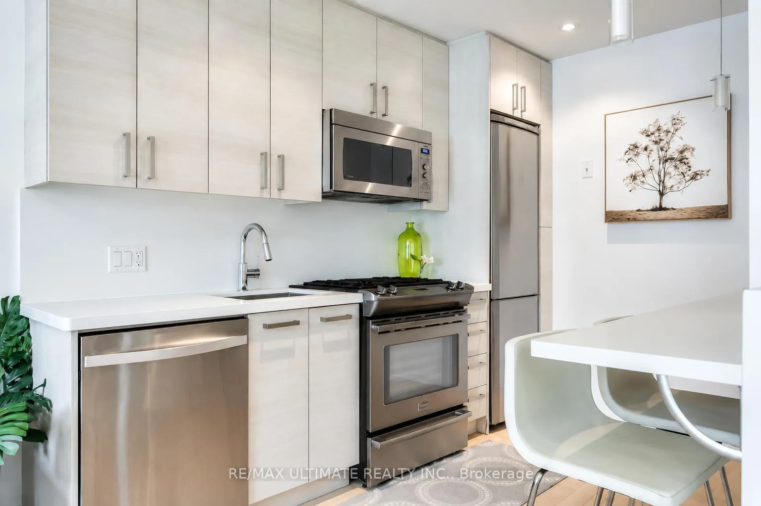 Photo 5 of Unit 5, 126 Spadina Road, Toronto, The Annex — HOMEH