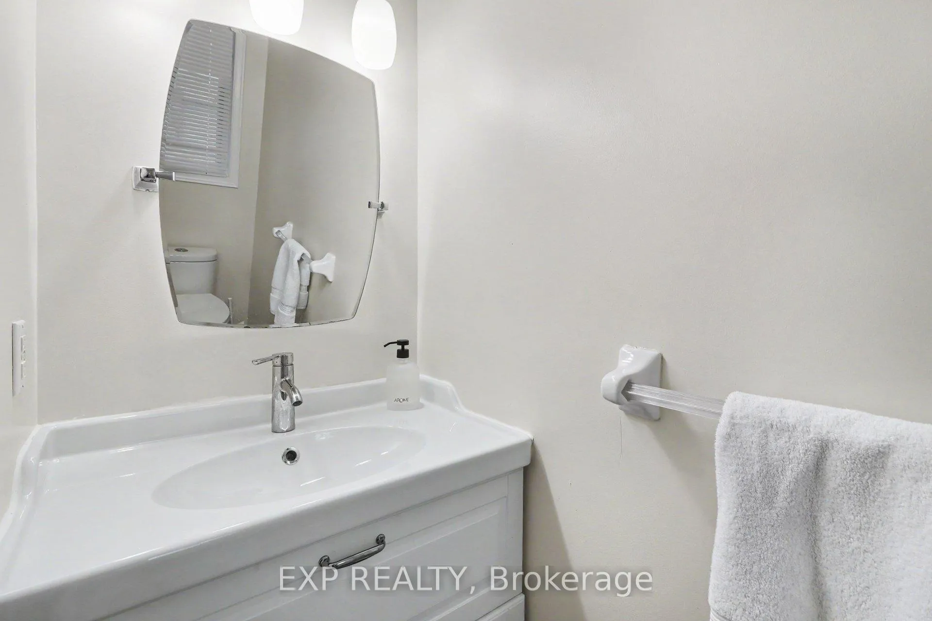 Photo 15 of Unit A, 46 San Remo Private, Ottawa, Riverview Park — HOMEH