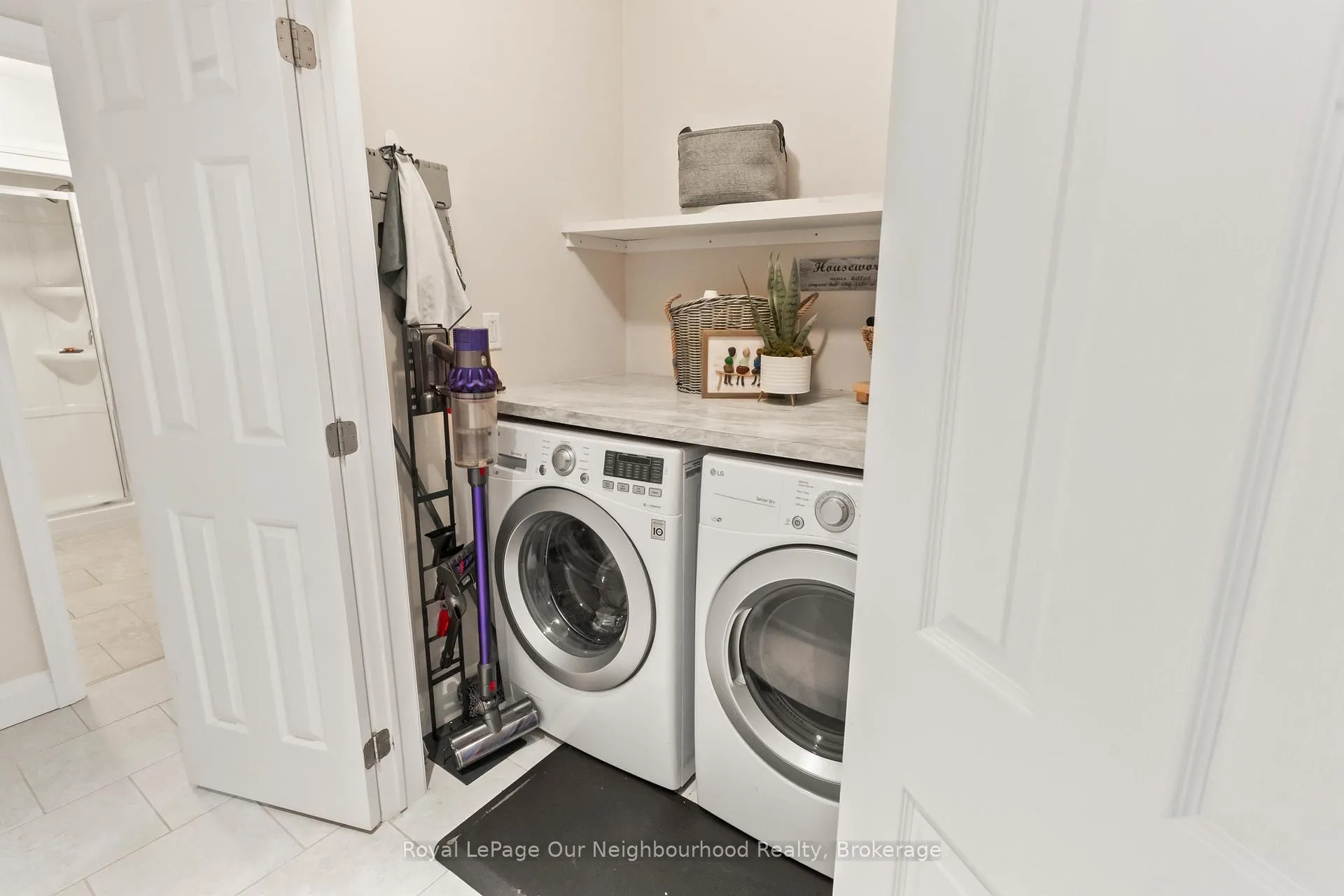 Photo 24 of 61 Orchard Way, Markham, Berczy — HOMEH