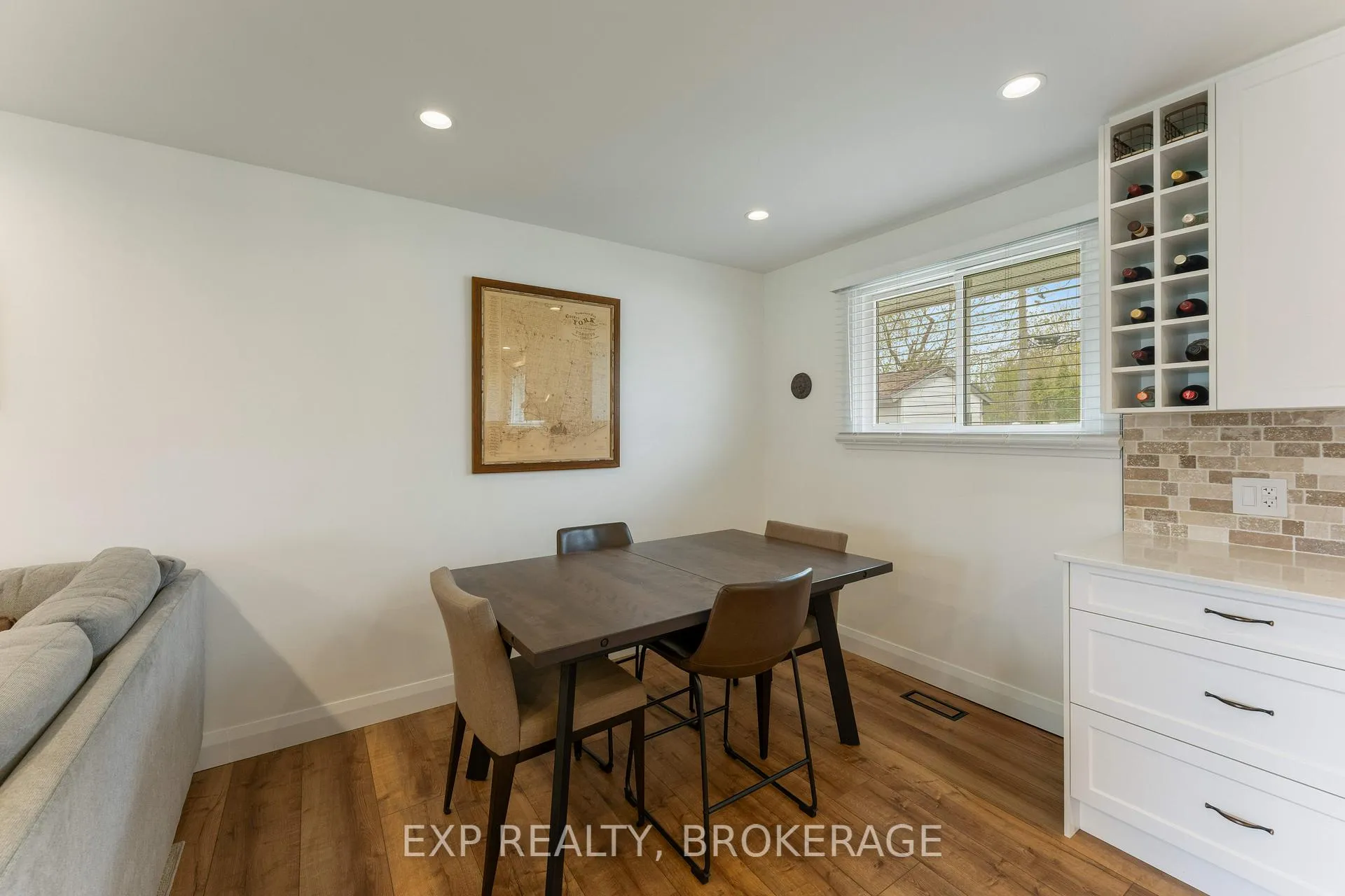 Photo 7 of 814 Camberley Crescent, Kingston, City Southwest — HOMEH