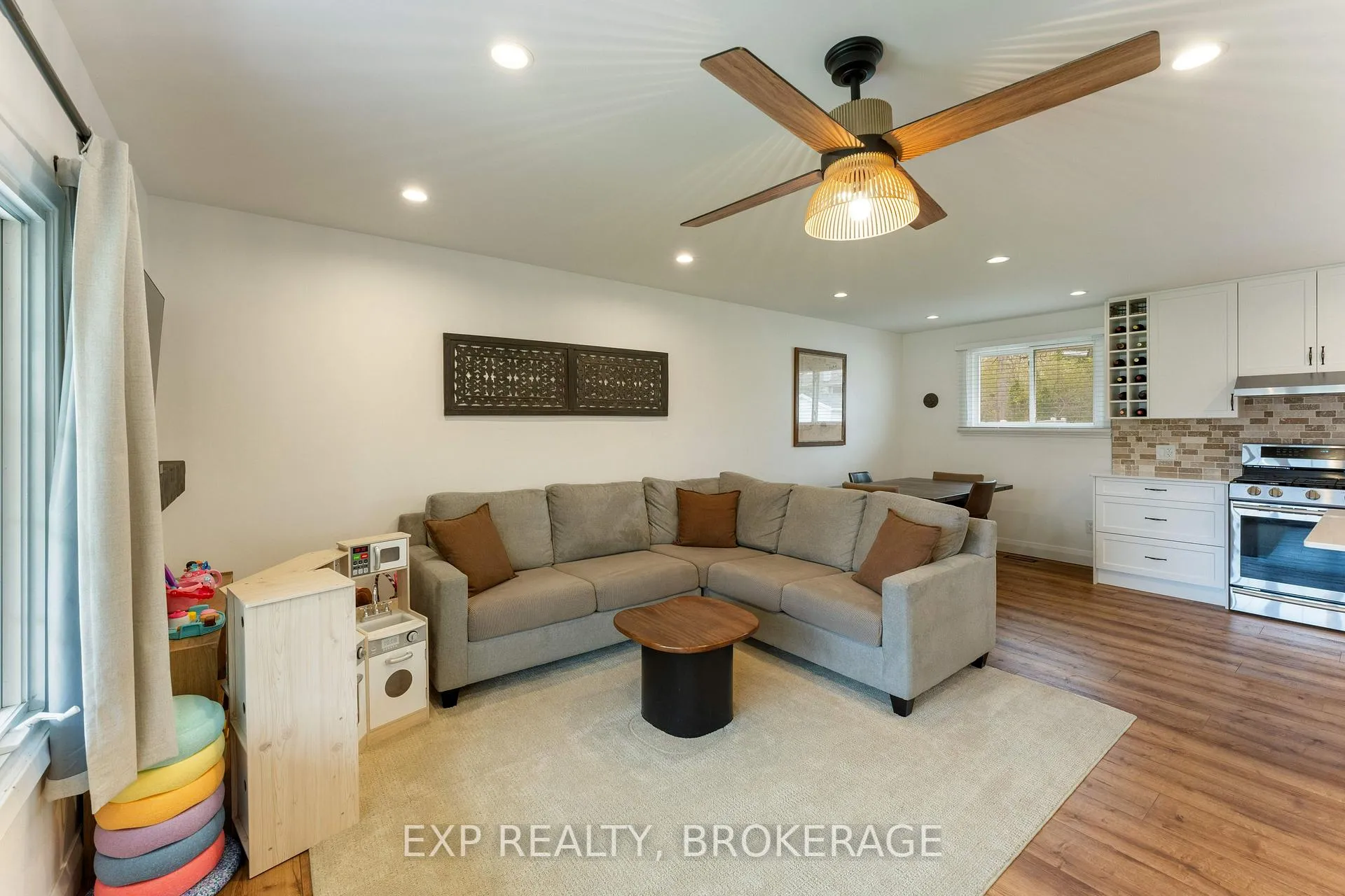 Photo 8 of 814 Camberley Crescent, Kingston, City Southwest — HOMEH