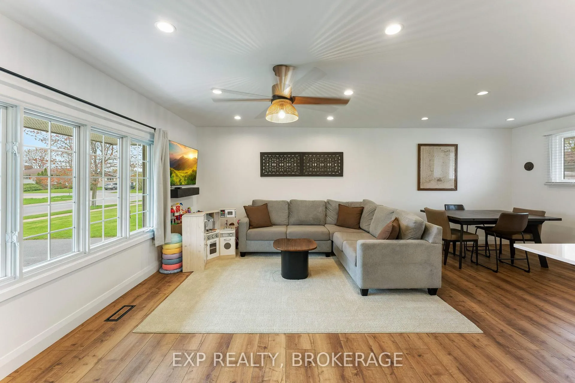 Photo 9 of 814 Camberley Crescent, Kingston, City Southwest — HOMEH