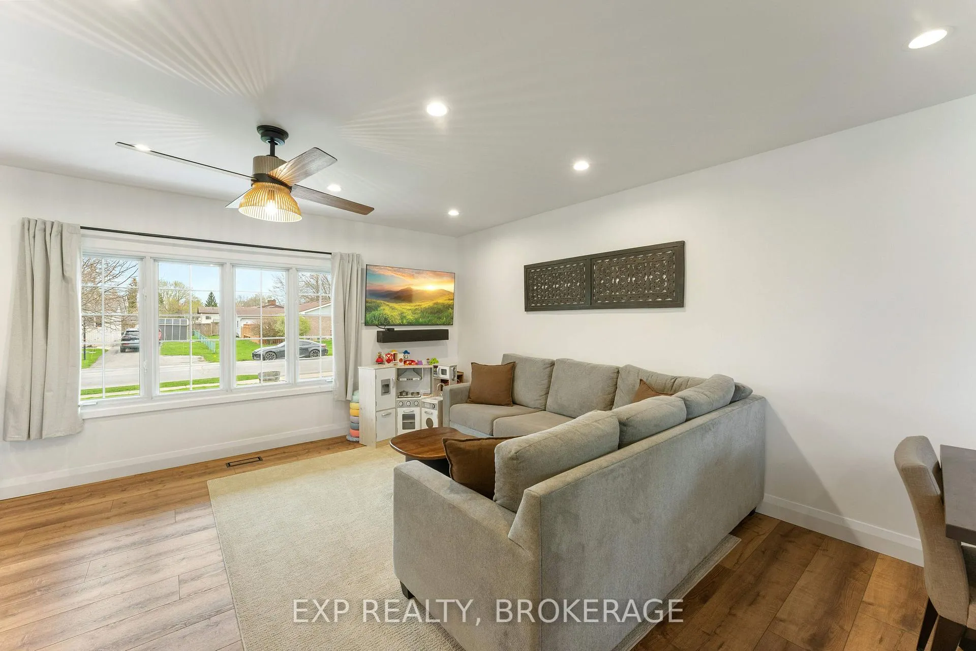 Photo 10 of 814 Camberley Crescent, Kingston, City Southwest — HOMEH