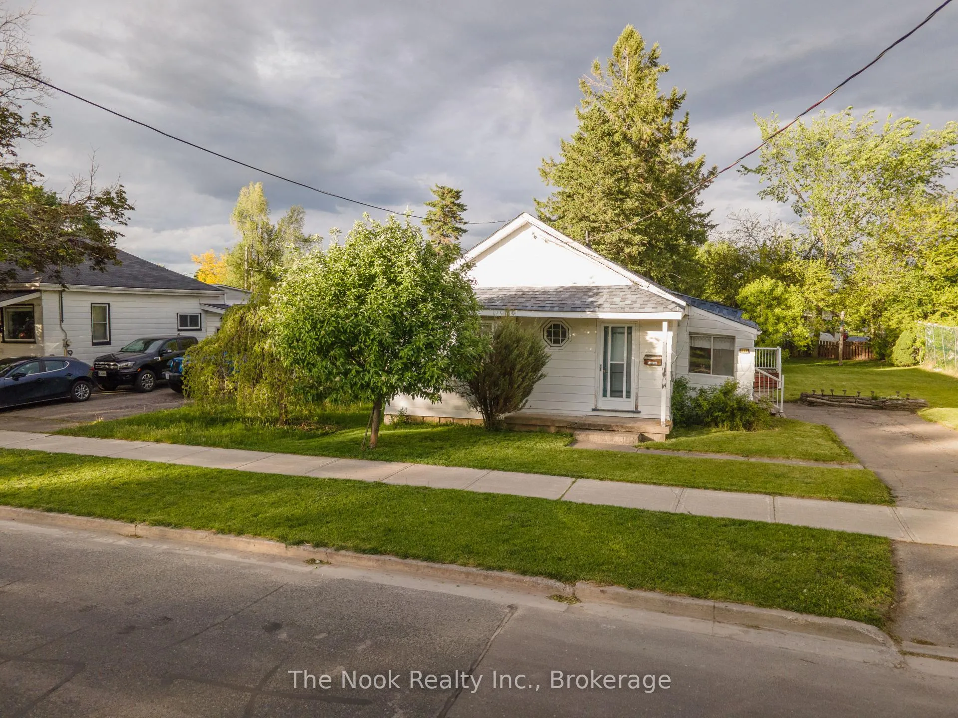 Photo 1 of 994 Western Avenue, Peterborough, Otonabee Ward 1 — HOMEH