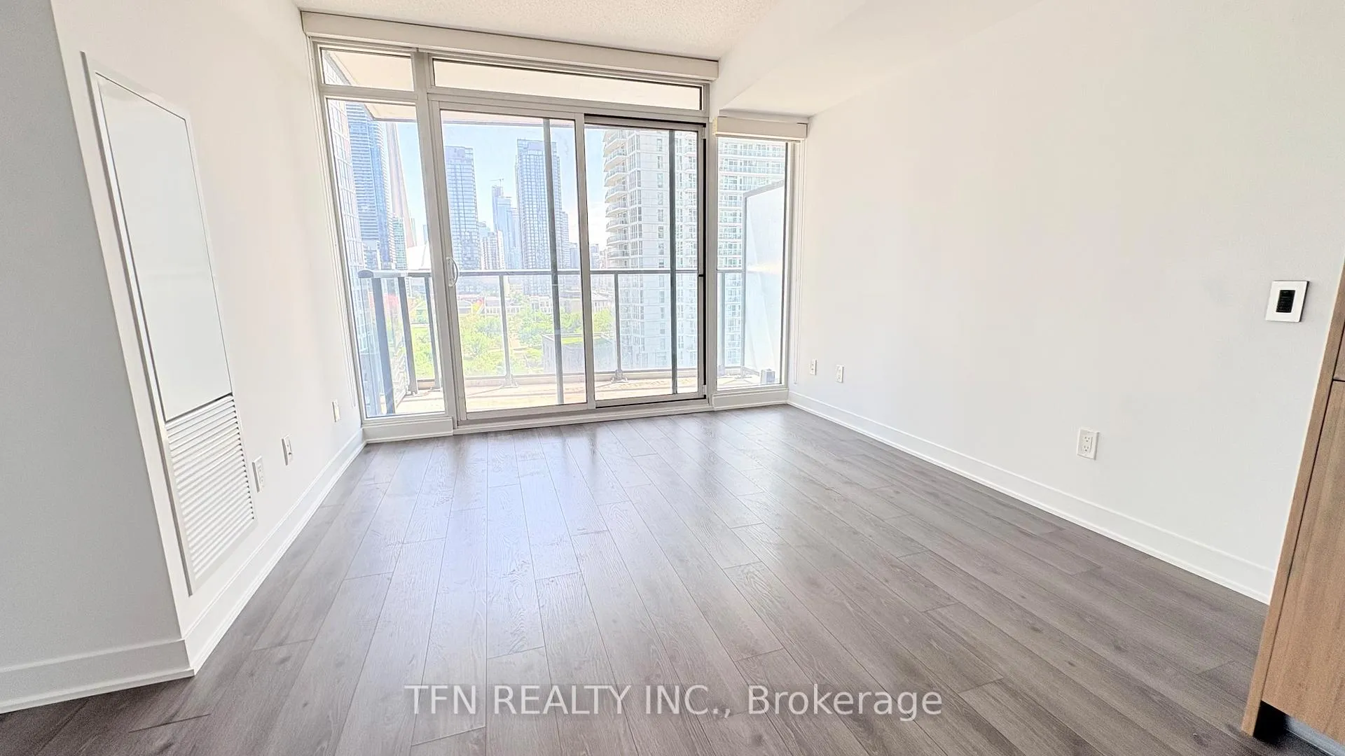Photo 7 of Unit 1109, 70 Queens Wharf Road, Toronto, Waterfront Communities — HOMEH
