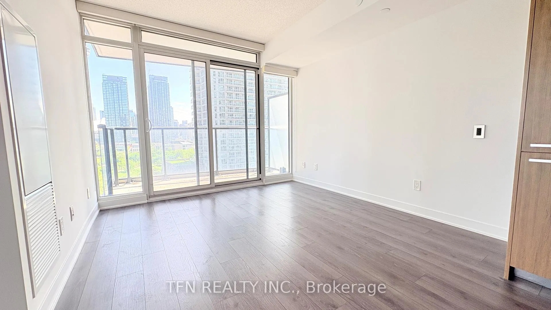 Photo 8 of Unit 1109, 70 Queens Wharf Road, Toronto, Waterfront Communities — HOMEH
